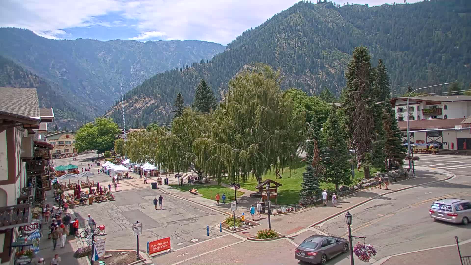 Leavenworth  Village Tumwater Mountain View Live Cam - Leavenworth, Chelan, Washington, USA
