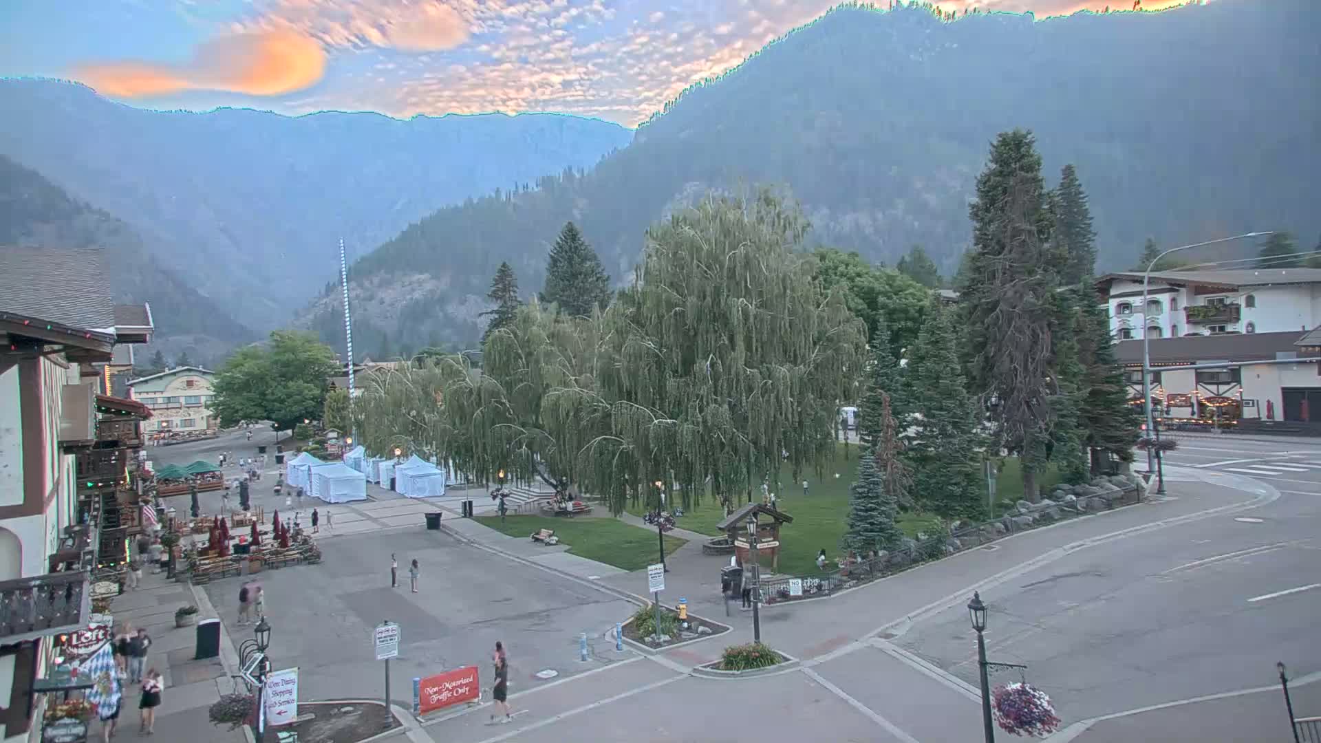 Leavenworth  Village Tumwater Mountain View Live Cam - Leavenworth, Chelan, Washington, USA