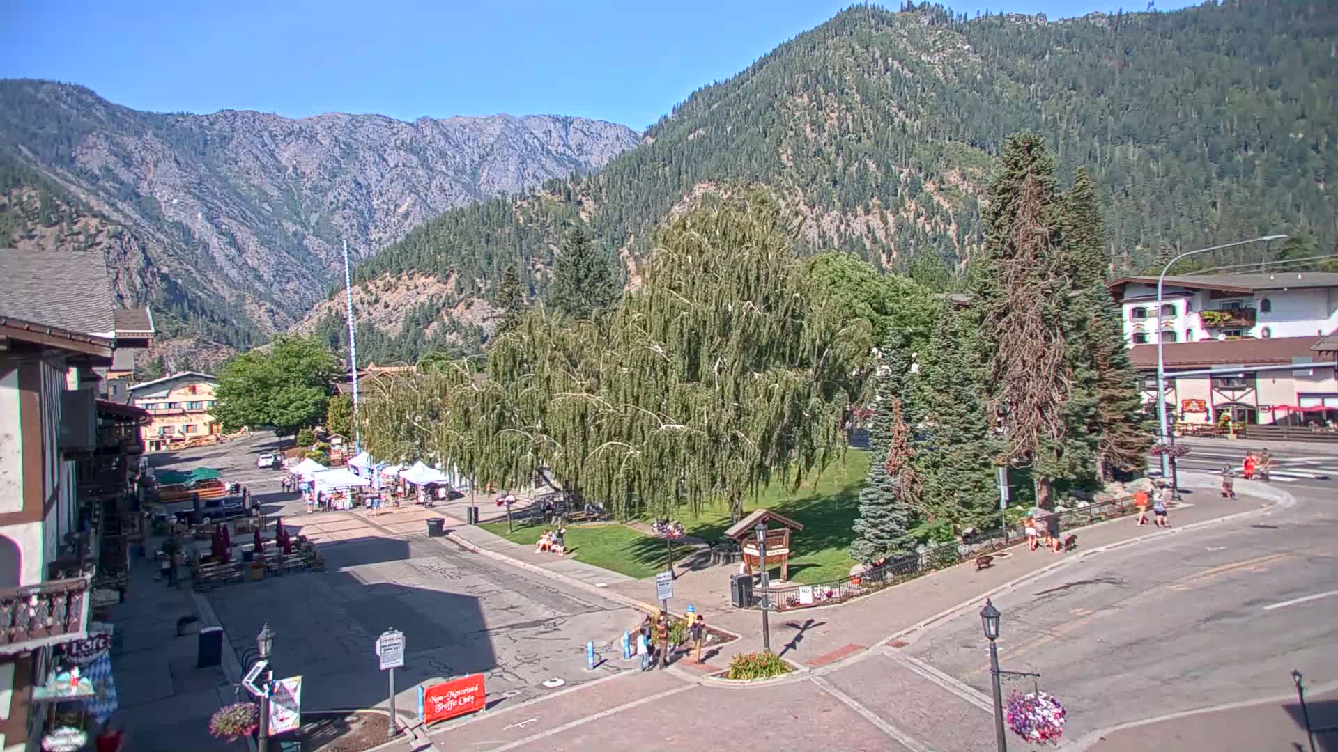 Leavenworth  Village Tumwater Mountain View Live Cam - Leavenworth, Chelan, Washington, USA
