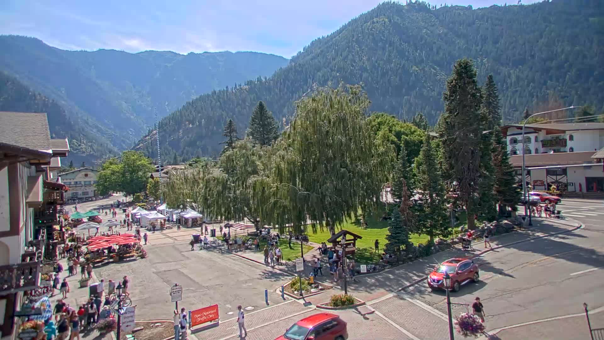 Leavenworth  Village Tumwater Mountain View Live Cam - Leavenworth, Chelan, Washington, USA