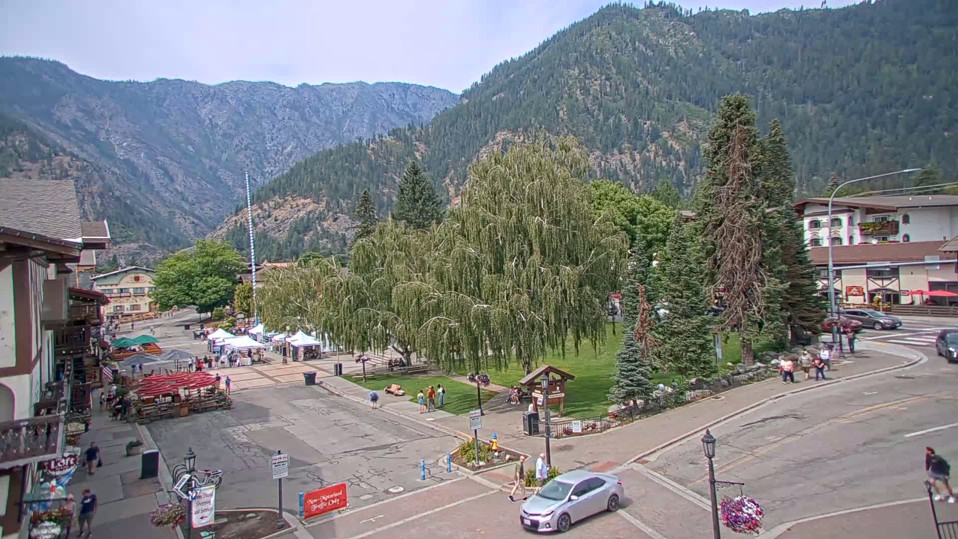 Leavenworth  Village Tumwater Mountain View Live Cam - Leavenworth, Chelan, Washington, USA