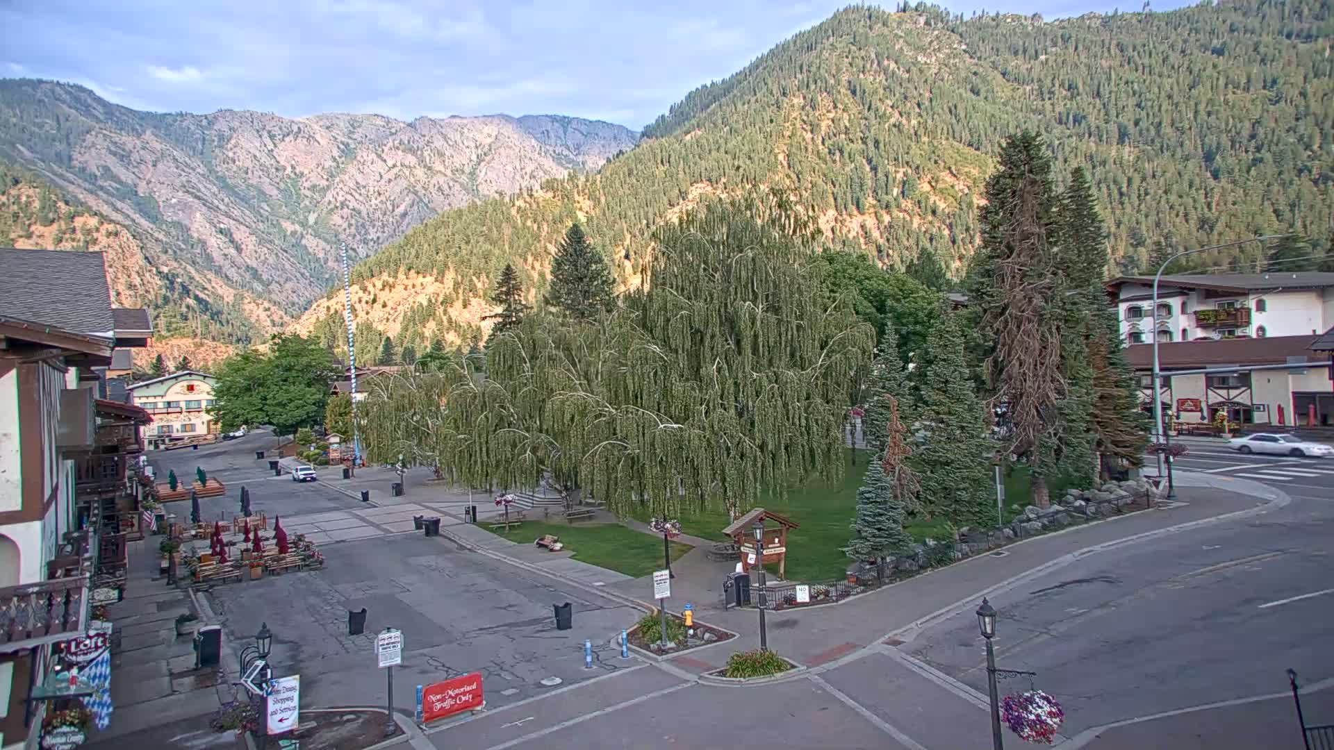 Leavenworth  Village Tumwater Mountain View Live Cam - Leavenworth, Chelan, Washington, USA