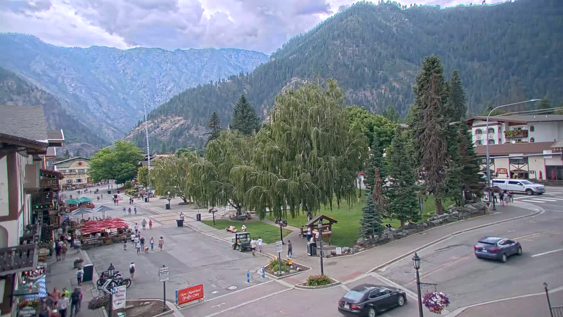 Leavenworth  Village Tumwater Mountain View Live Cam - Leavenworth, Chelan, Washington, USA
