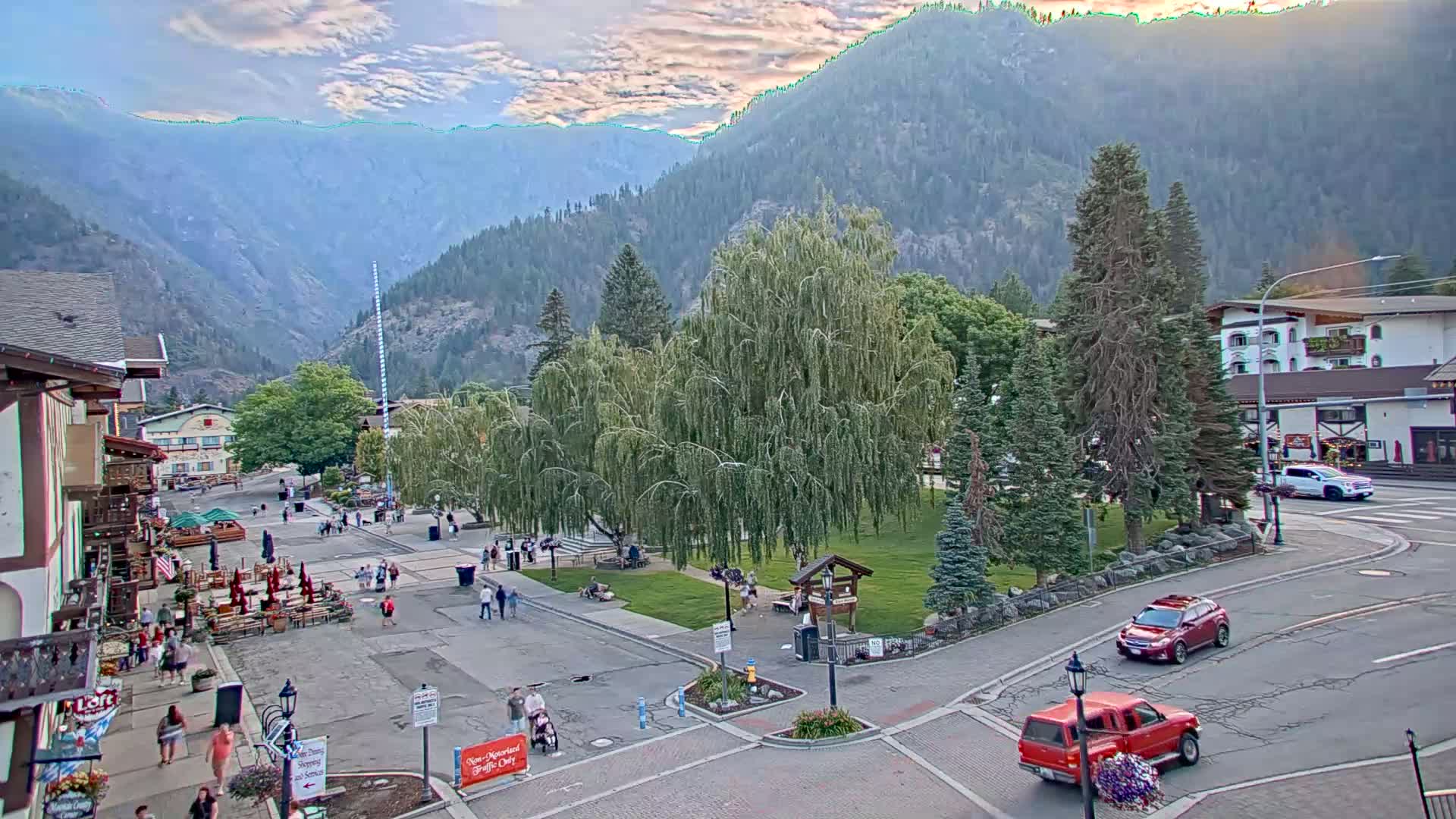 Leavenworth  Village Tumwater Mountain View Live Cam - Leavenworth, Chelan, Washington, USA