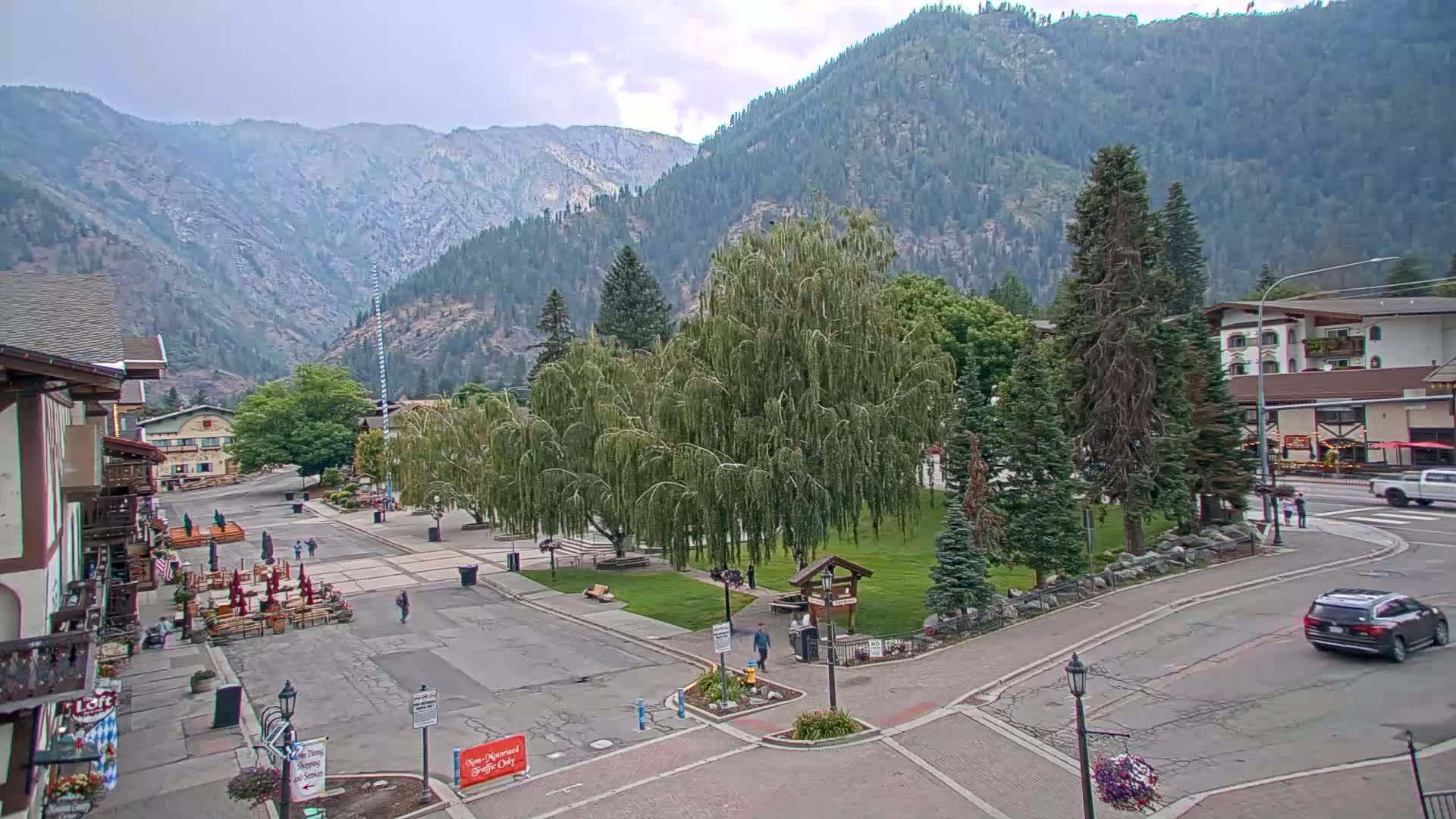 Leavenworth  Village Tumwater Mountain View Live Cam - Leavenworth, Chelan, Washington, USA
