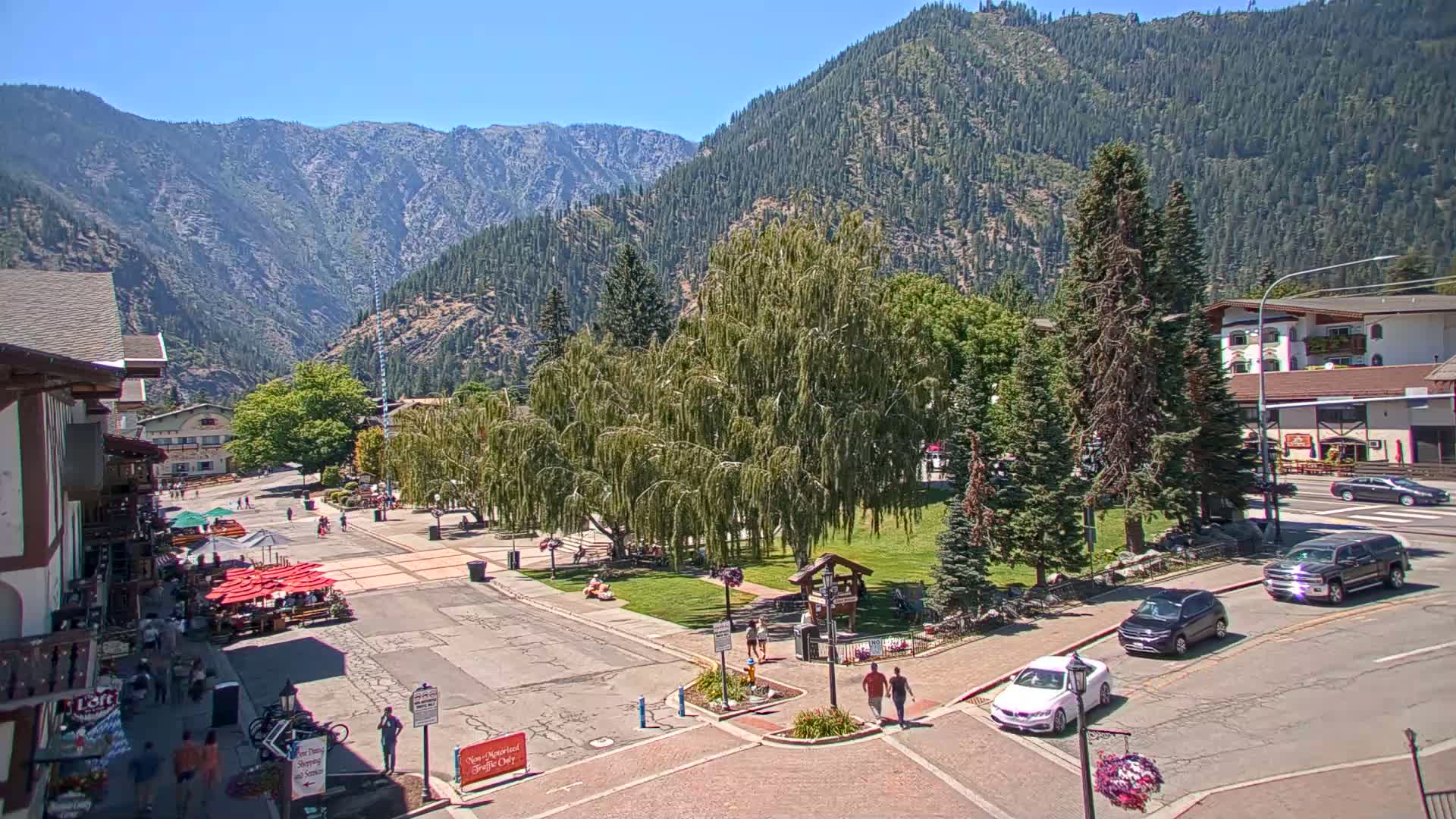 Leavenworth  Village Tumwater Mountain View Live Cam - Leavenworth, Chelan, Washington, USA