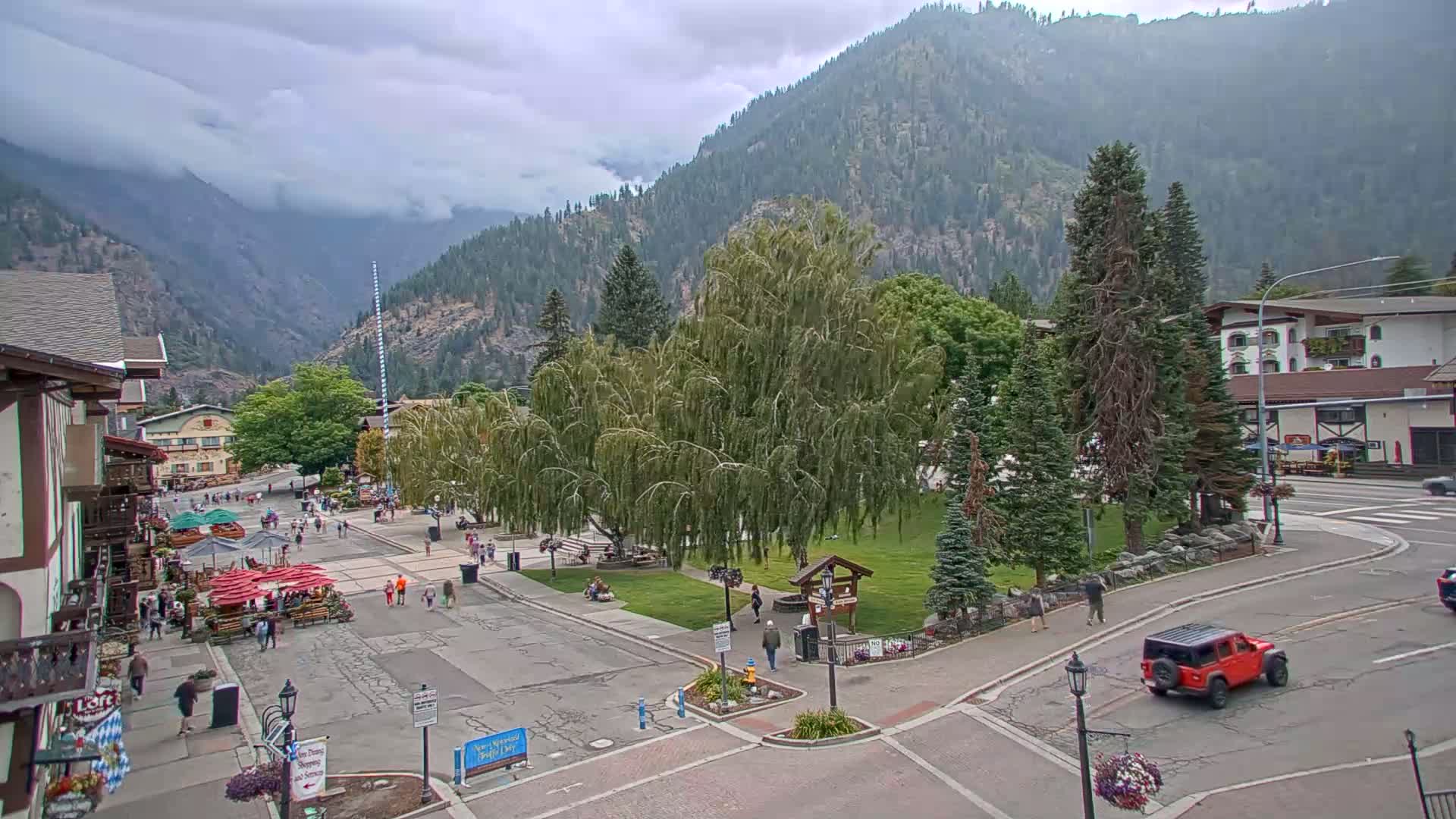 Leavenworth  Village Tumwater Mountain View Live Cam - Leavenworth, Chelan, Washington, USA