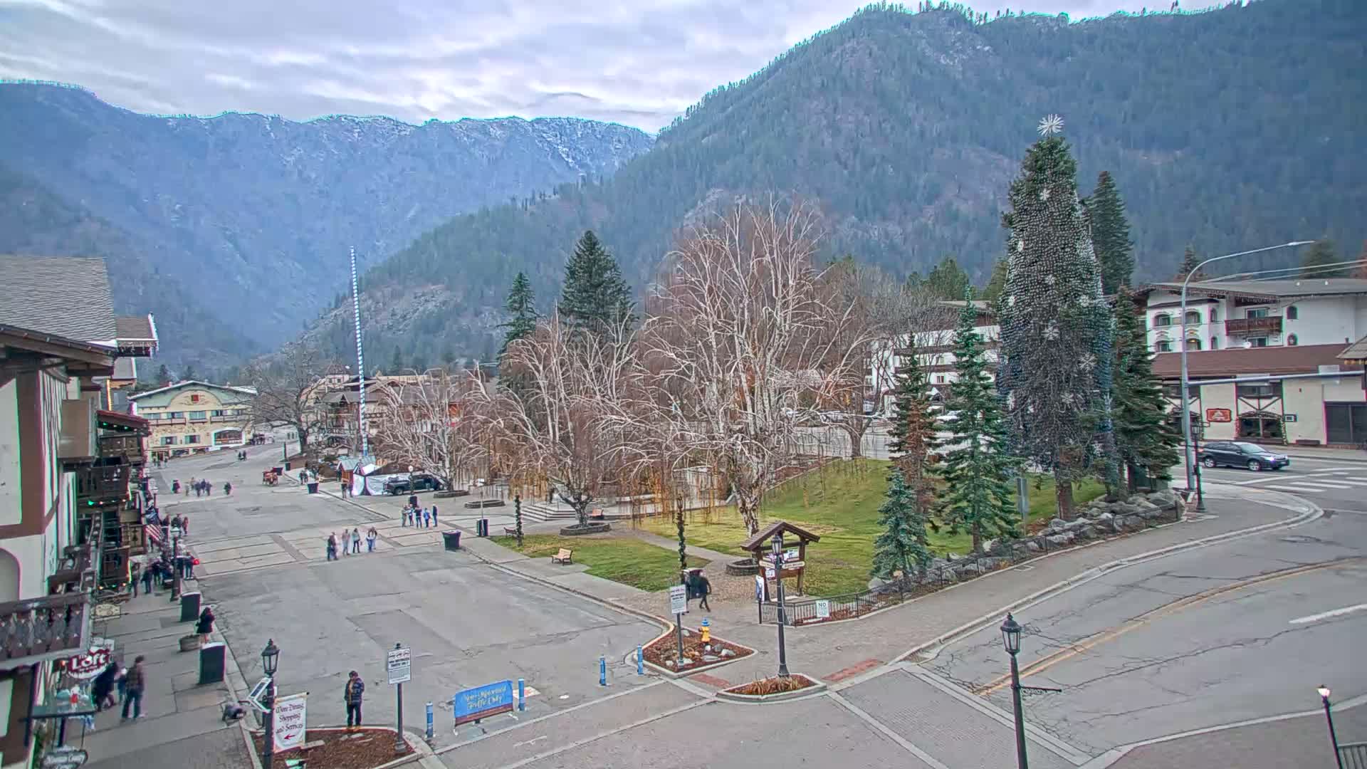 Leavenworth  Village Tumwater Mountain View Live Cam - Leavenworth, Chelan, Washington, USA
