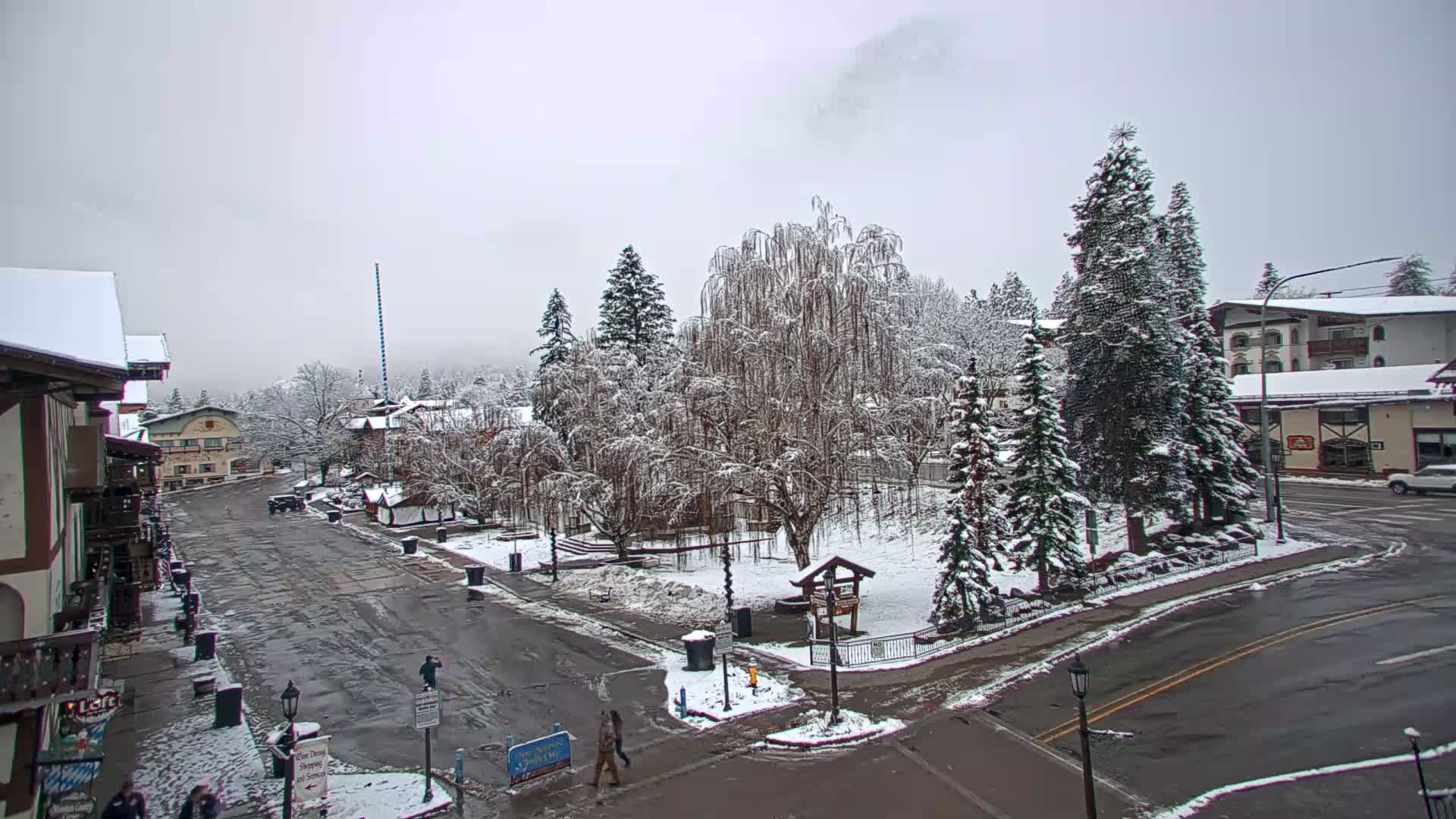 Leavenworth  Village Tumwater Mountain View Live Cam - Leavenworth, Chelan, Washington, USA
