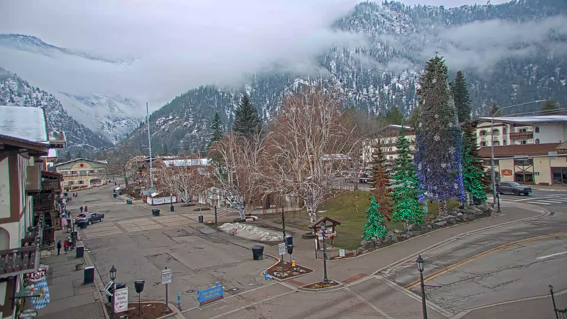 Leavenworth  Village Tumwater Mountain View Live Cam - Leavenworth, Chelan, Washington, USA