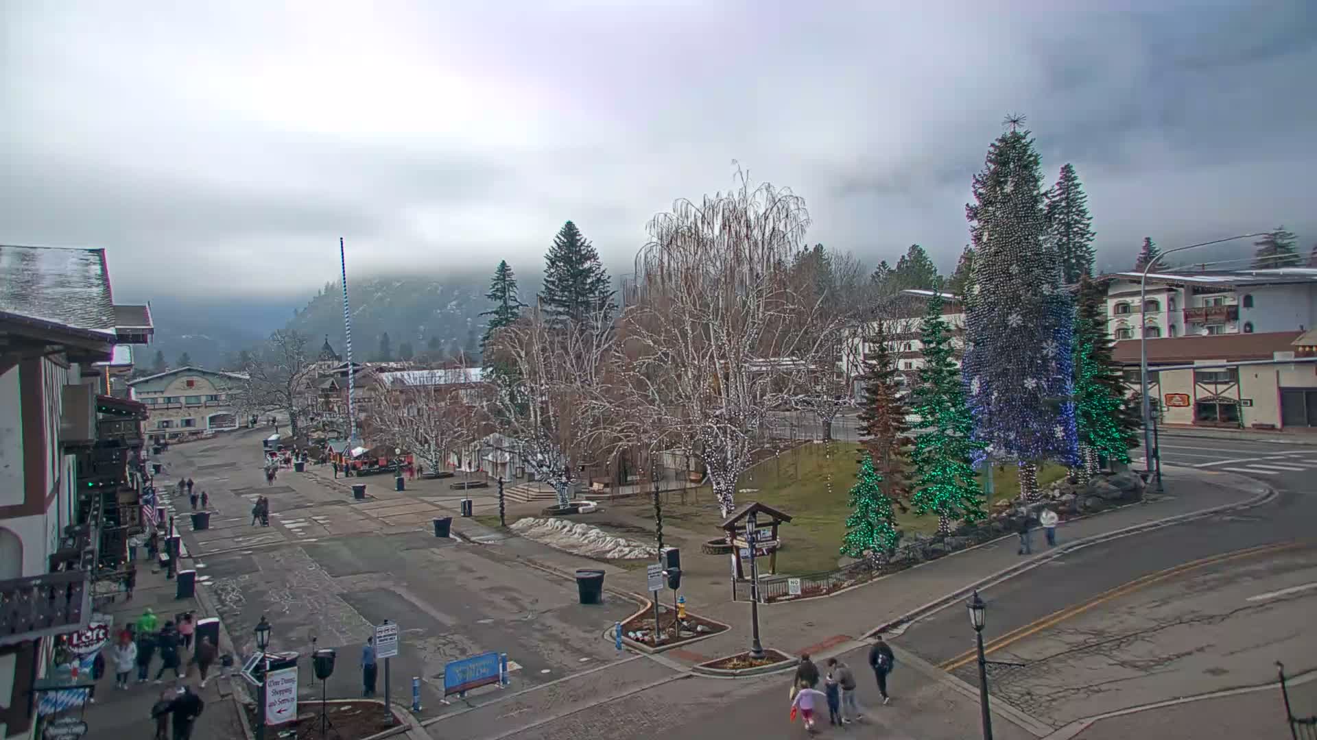 Leavenworth  Village Tumwater Mountain View Live Cam - Leavenworth, Chelan, Washington, USA