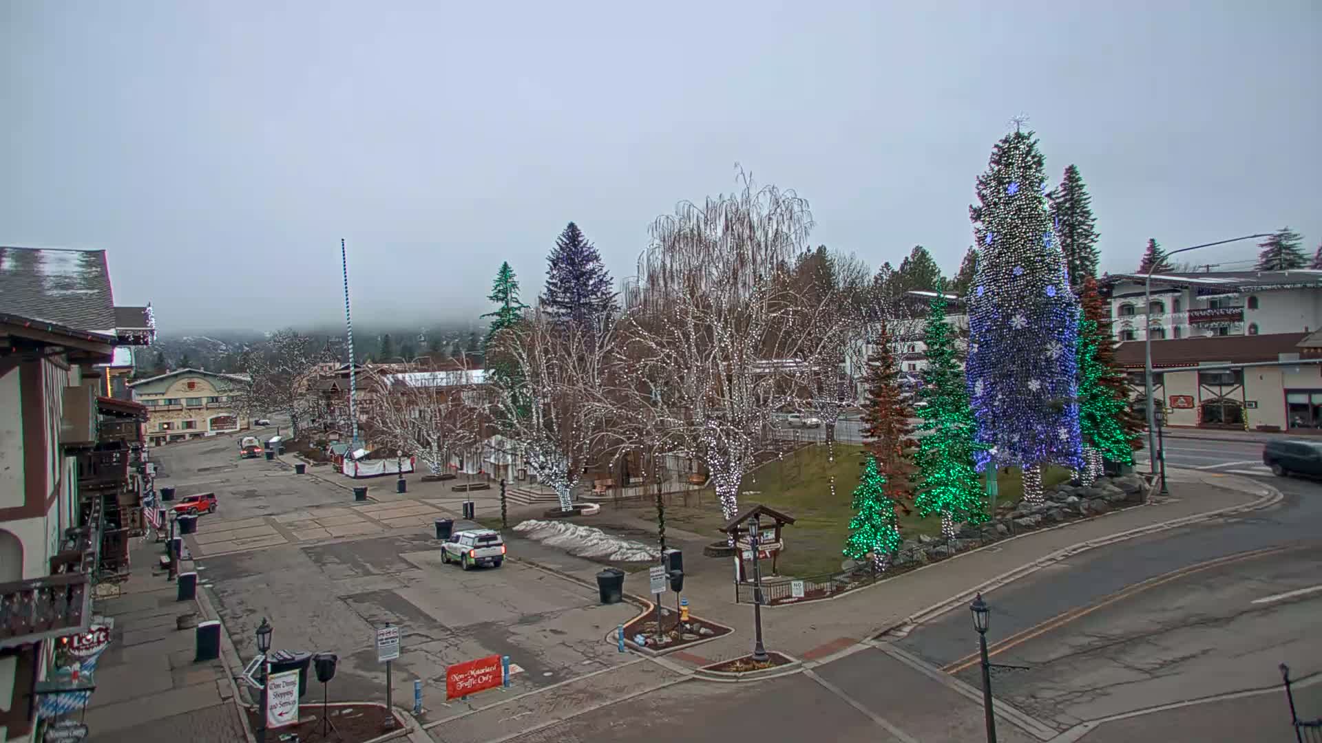 Leavenworth  Village Tumwater Mountain View Live Cam - Leavenworth, Chelan, Washington, USA