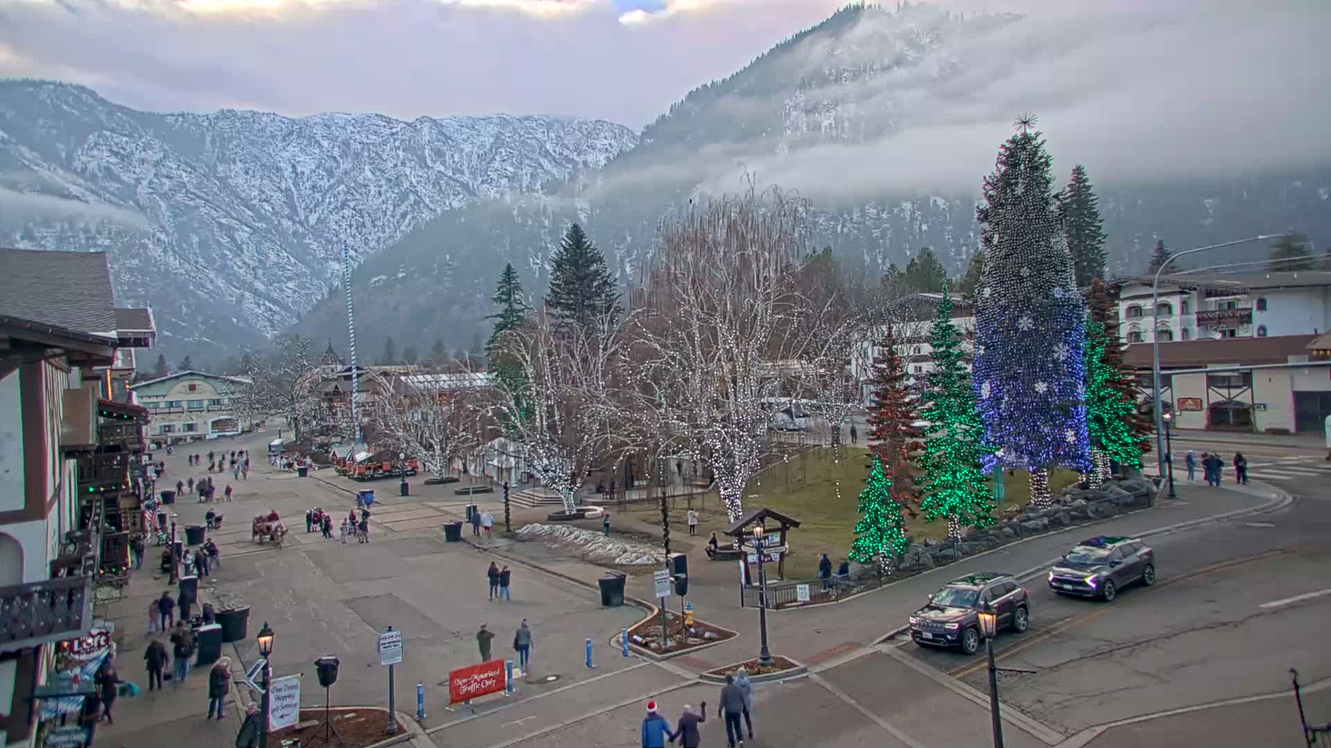 Leavenworth  Village Tumwater Mountain View Live Cam - Leavenworth, Chelan, Washington, USA