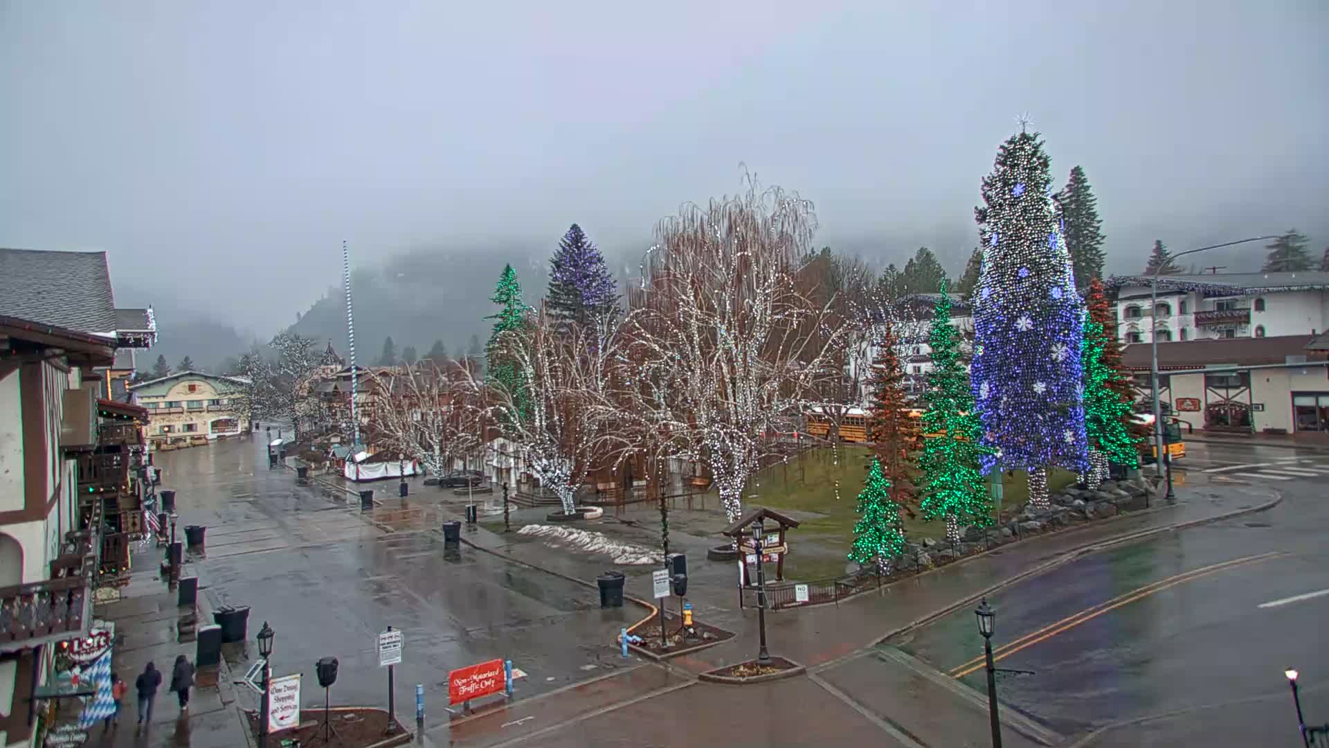 Leavenworth  Village Tumwater Mountain View Live Cam - Leavenworth, Chelan, Washington, USA