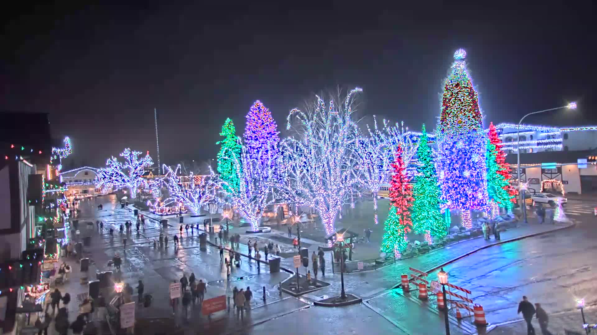 Leavenworth  Village Tumwater Mountain View Live Cam - Leavenworth, Chelan, Washington, USA