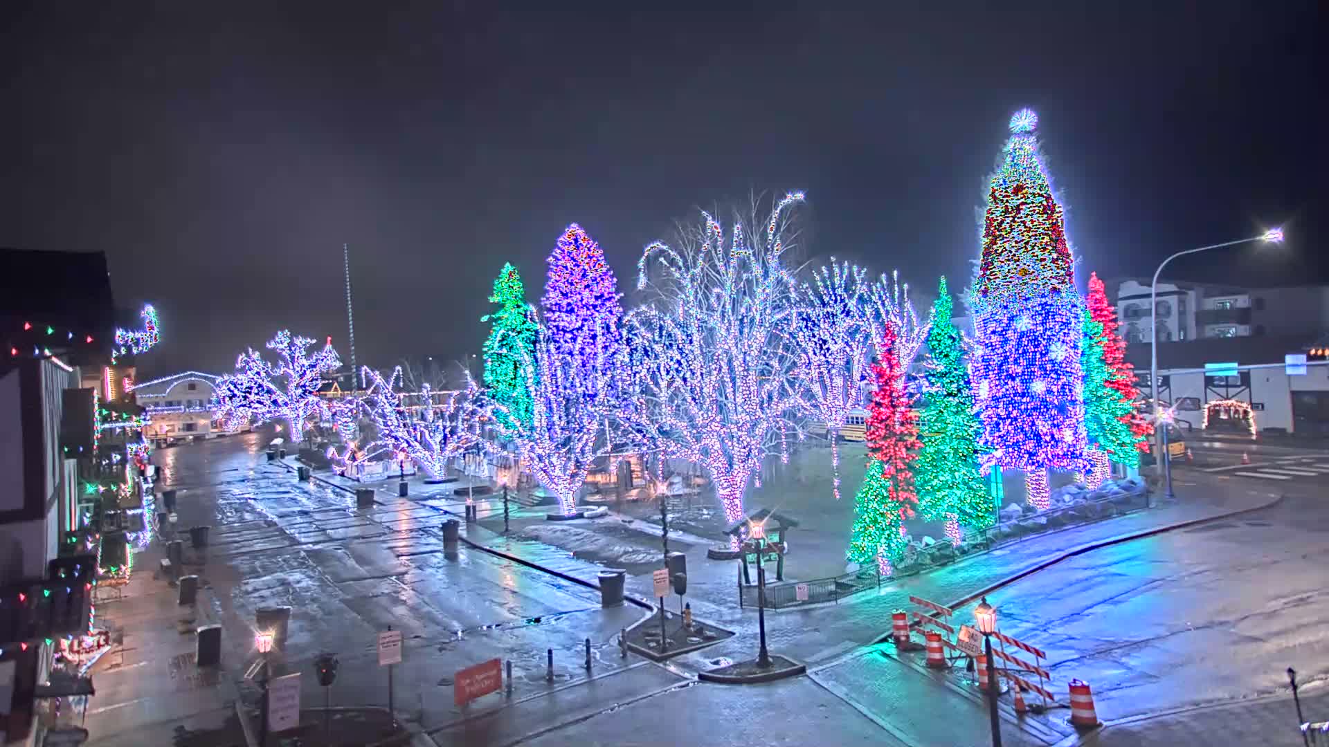 Leavenworth  Village Tumwater Mountain View Live Cam - Leavenworth, Chelan, Washington, USA