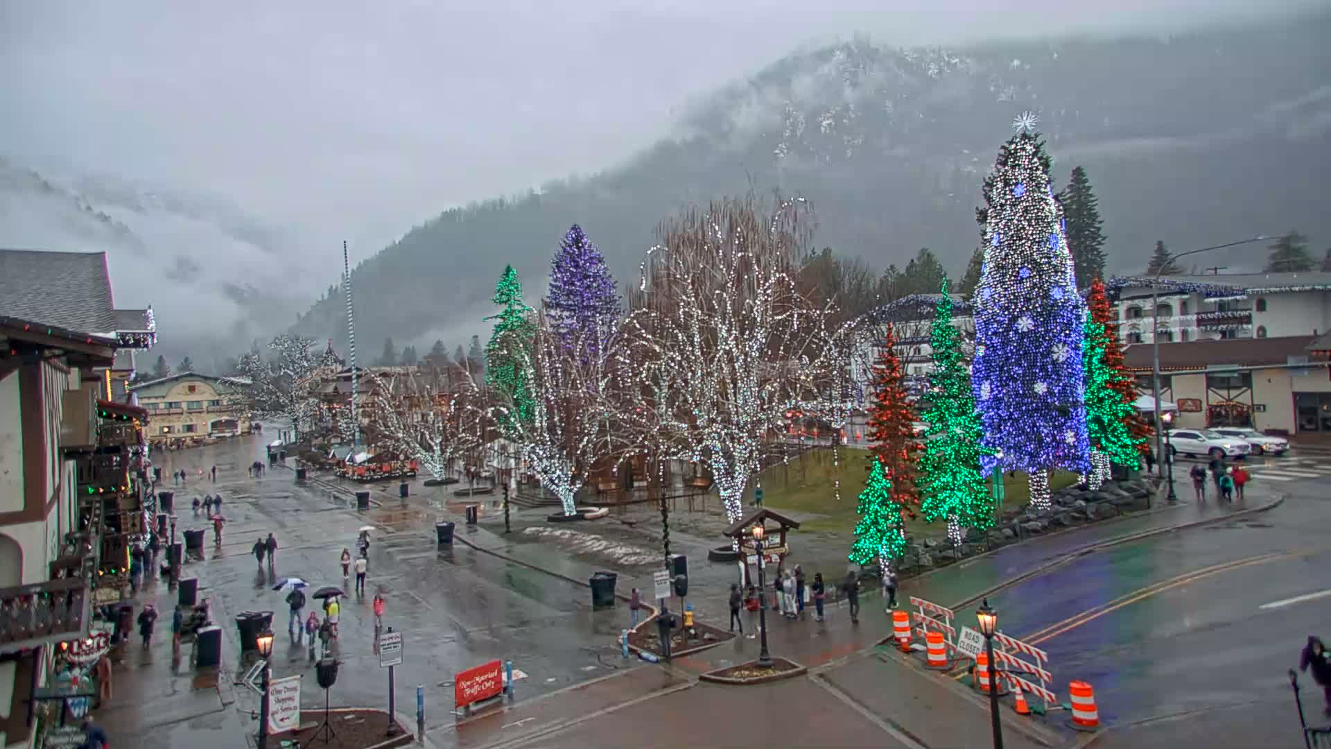 Leavenworth  Village Tumwater Mountain View Live Cam - Leavenworth, Chelan, Washington, USA