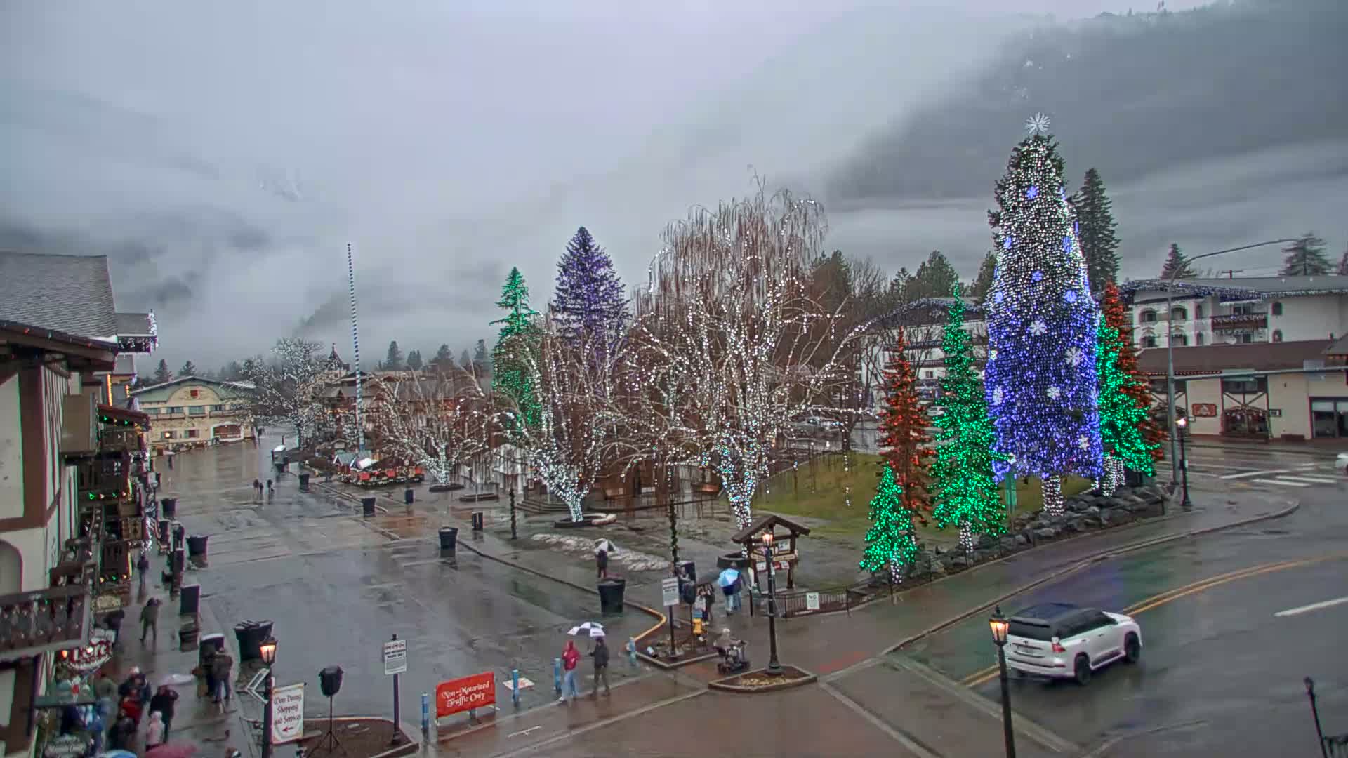 Leavenworth  Village Tumwater Mountain View Live Cam - Leavenworth, Chelan, Washington, USA