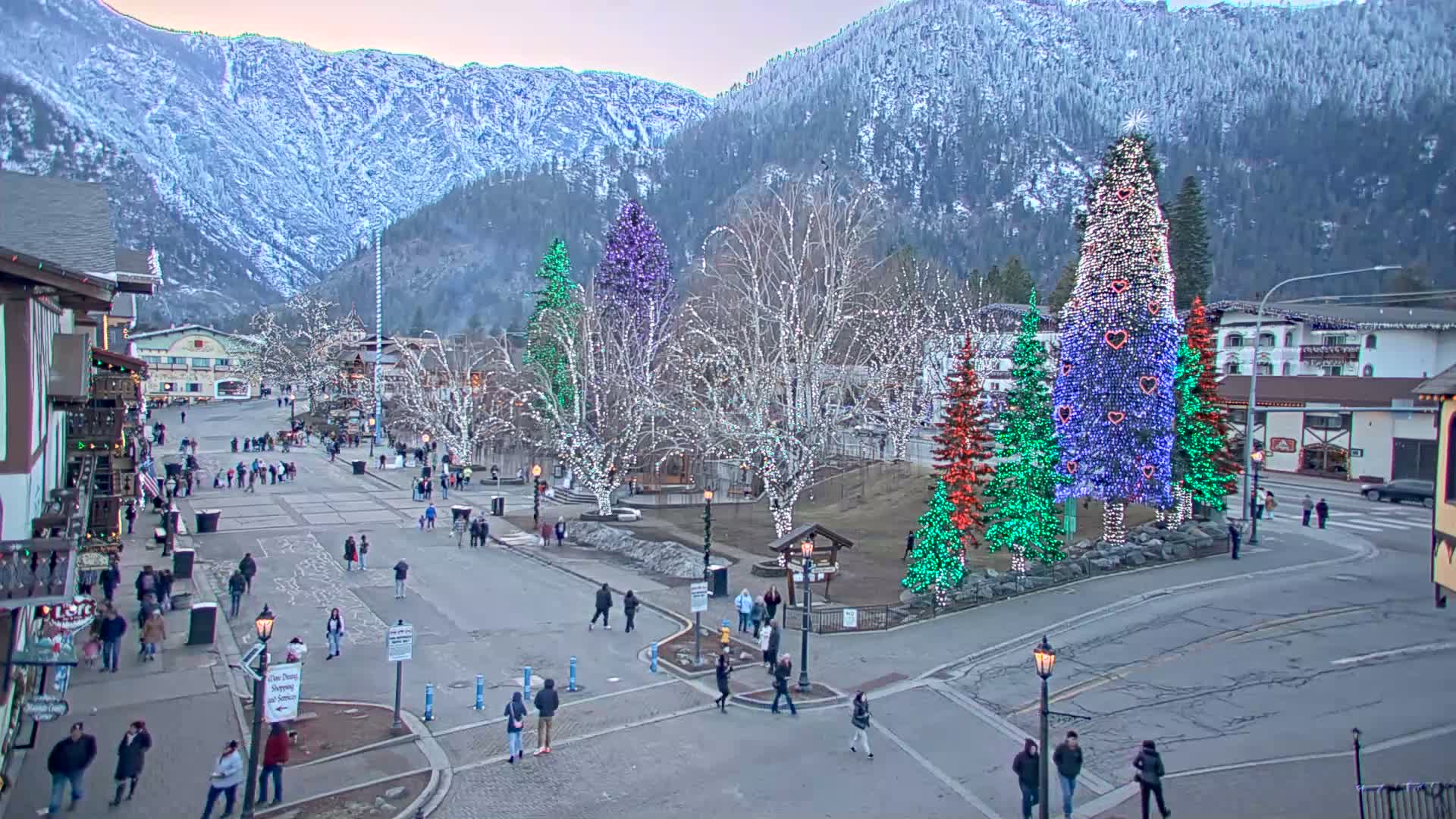 Leavenworth  Village Tumwater Mountain View Live Cam - Leavenworth, Chelan, Washington, USA