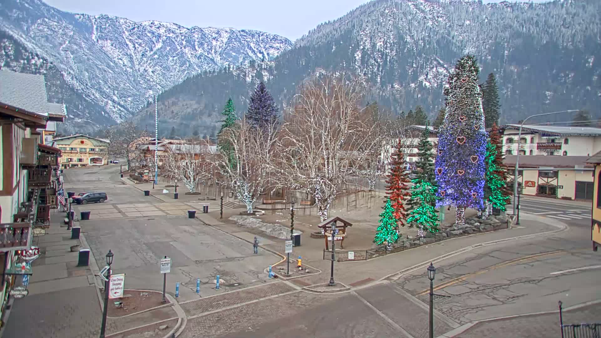 Leavenworth  Village Tumwater Mountain View Live Cam - Leavenworth, Chelan, Washington, USA