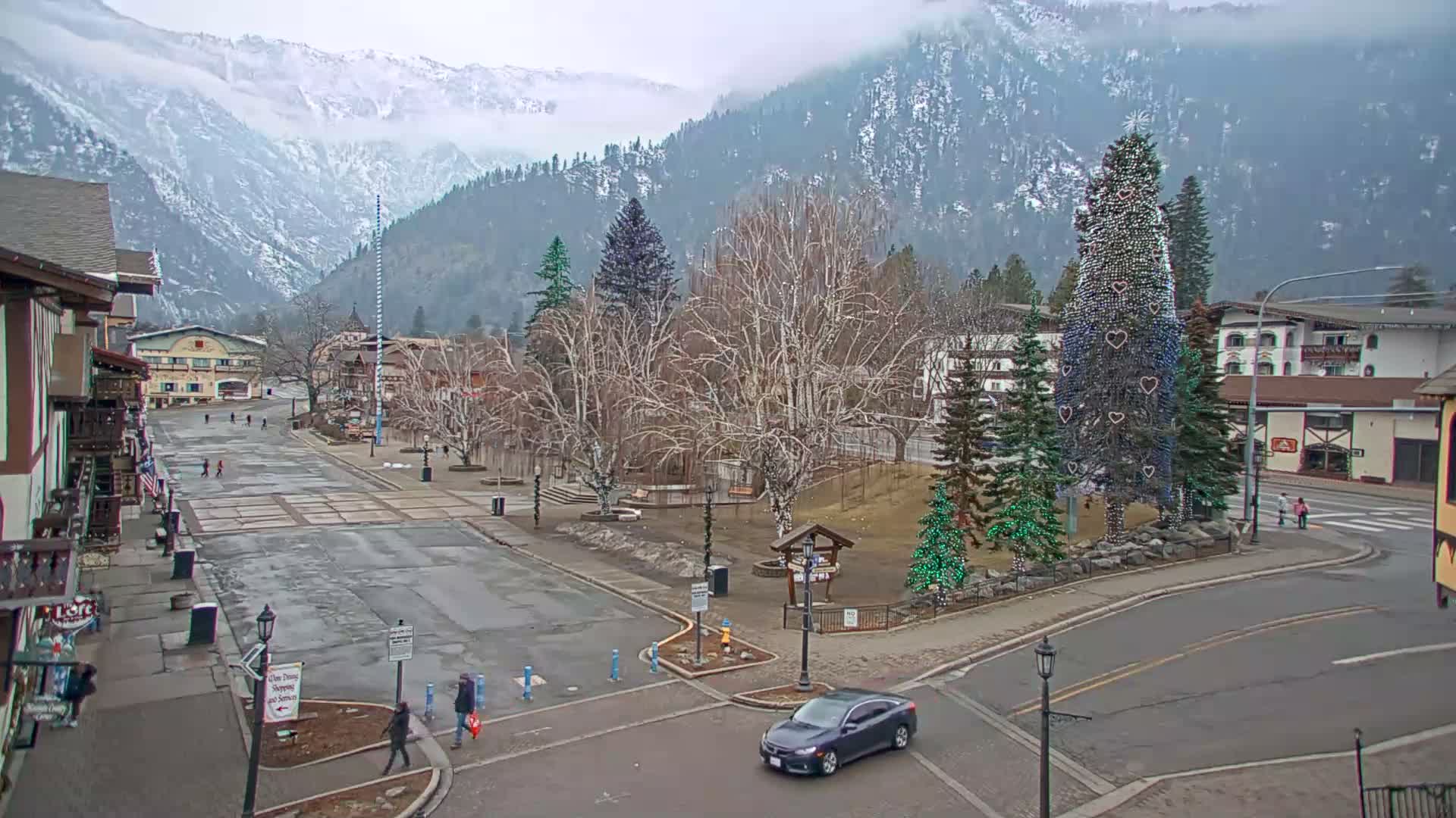 Leavenworth  Village Tumwater Mountain View Live Cam - Leavenworth, Chelan, Washington, USA