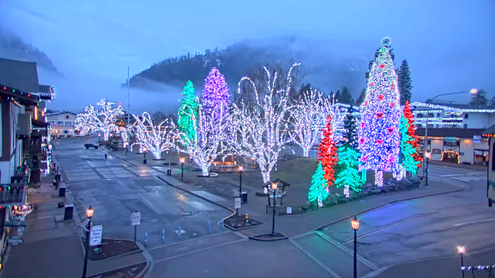 Leavenworth  Village Tumwater Mountain View Live Cam - Leavenworth, Chelan, Washington, USA