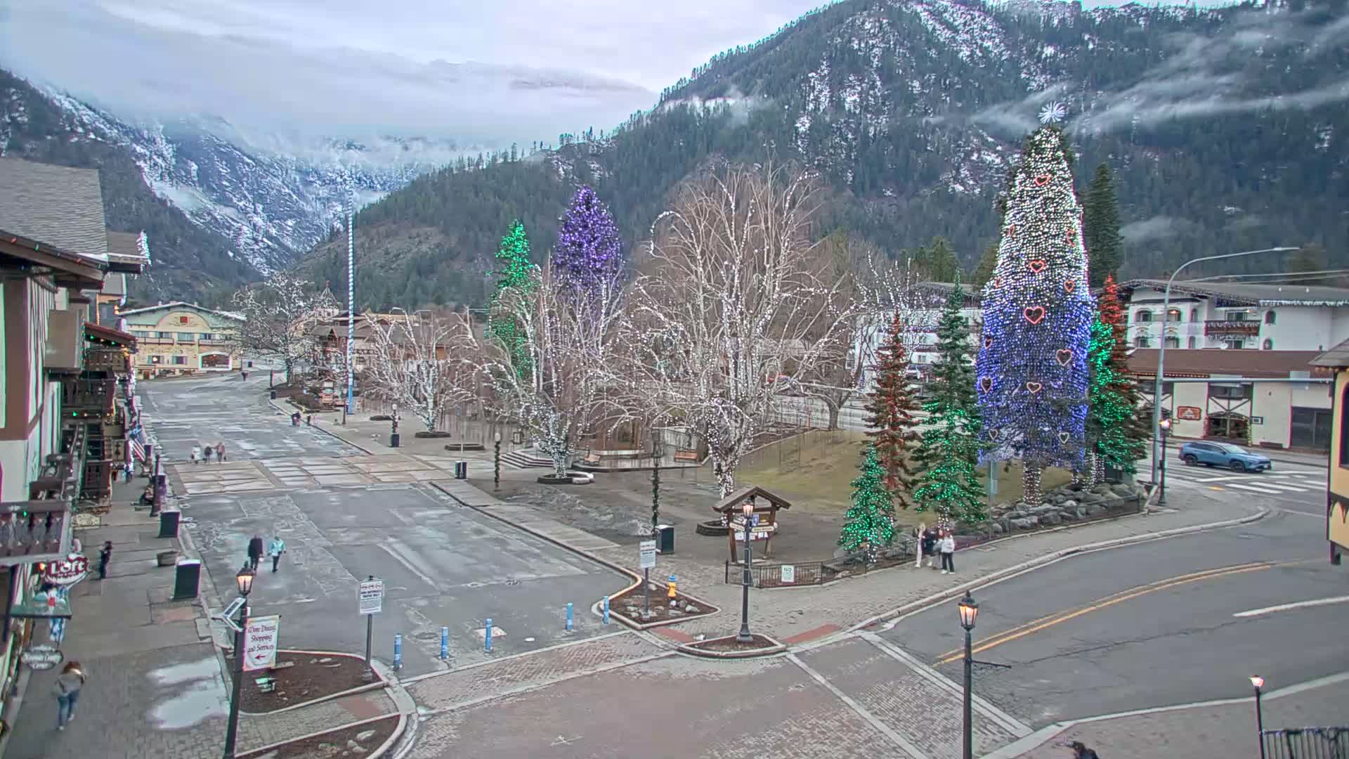 Leavenworth  Village Tumwater Mountain View Live Cam - Leavenworth, Chelan, Washington, USA