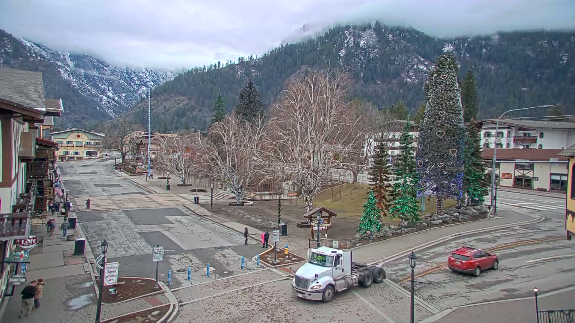 Leavenworth  Village Tumwater Mountain View Live Cam - Leavenworth, Chelan, Washington, USA