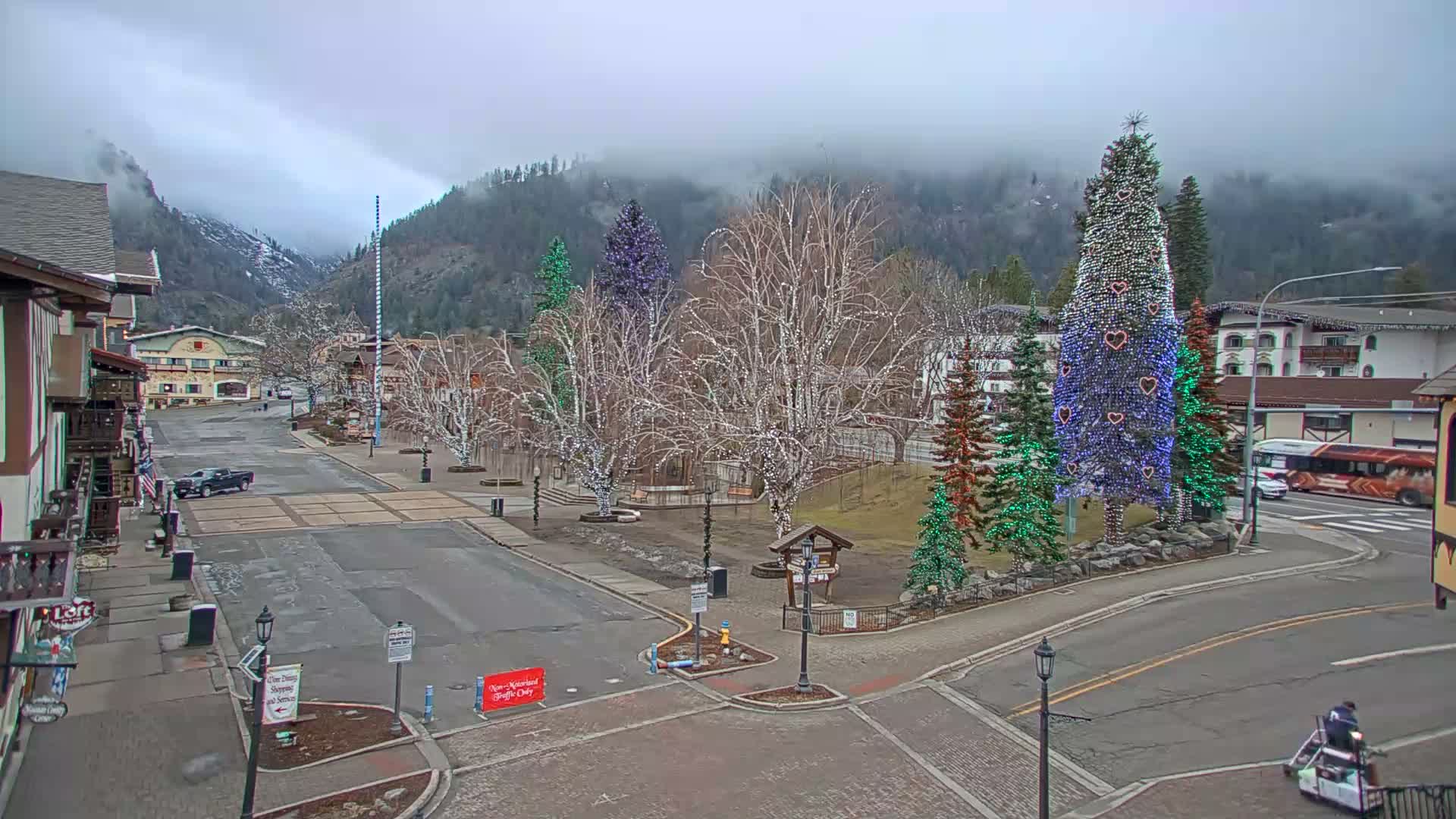Leavenworth  Village Tumwater Mountain View Live Cam - Leavenworth, Chelan, Washington, USA