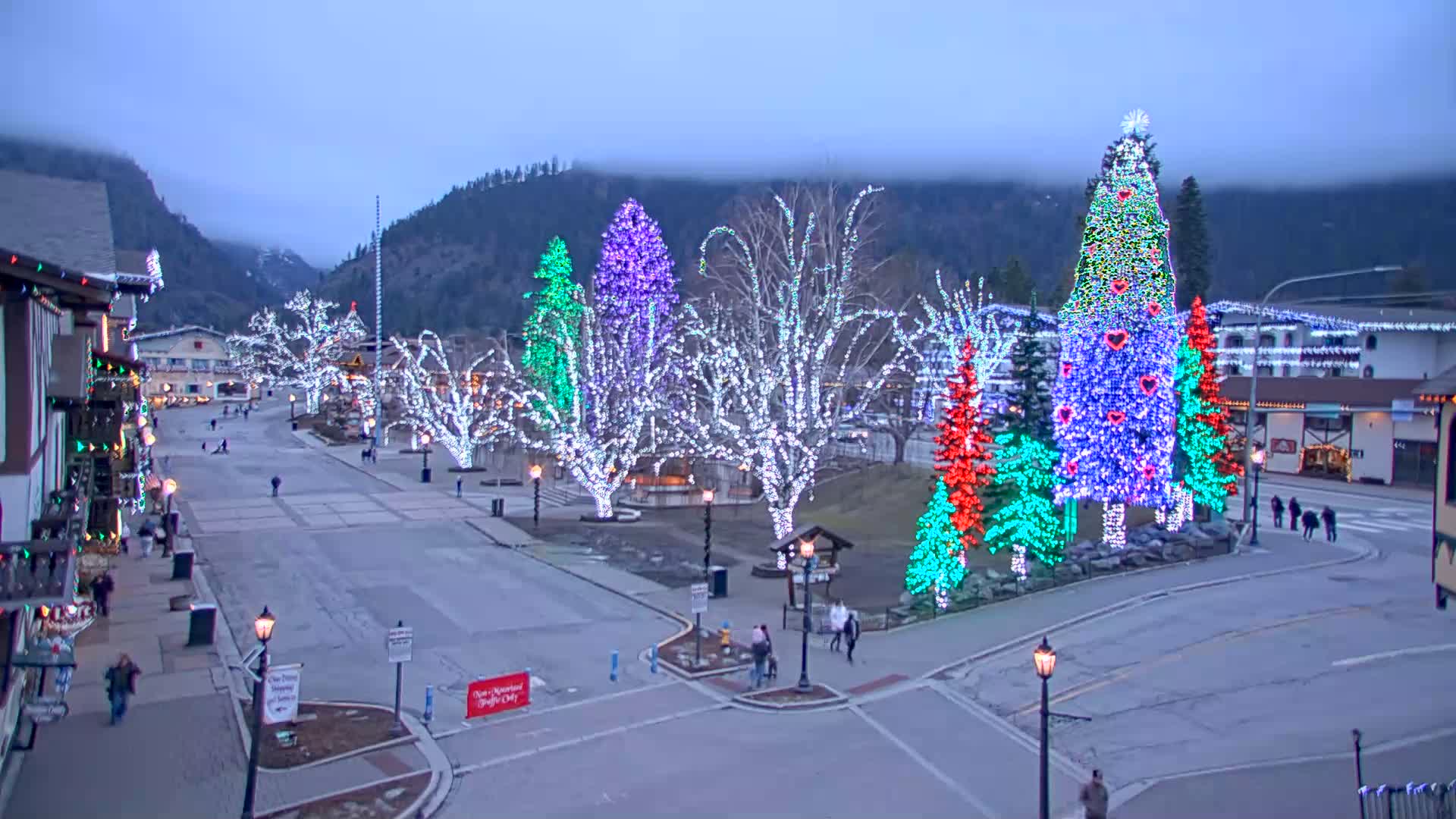 Leavenworth  Village Tumwater Mountain View Live Cam - Leavenworth, Chelan, Washington, USA