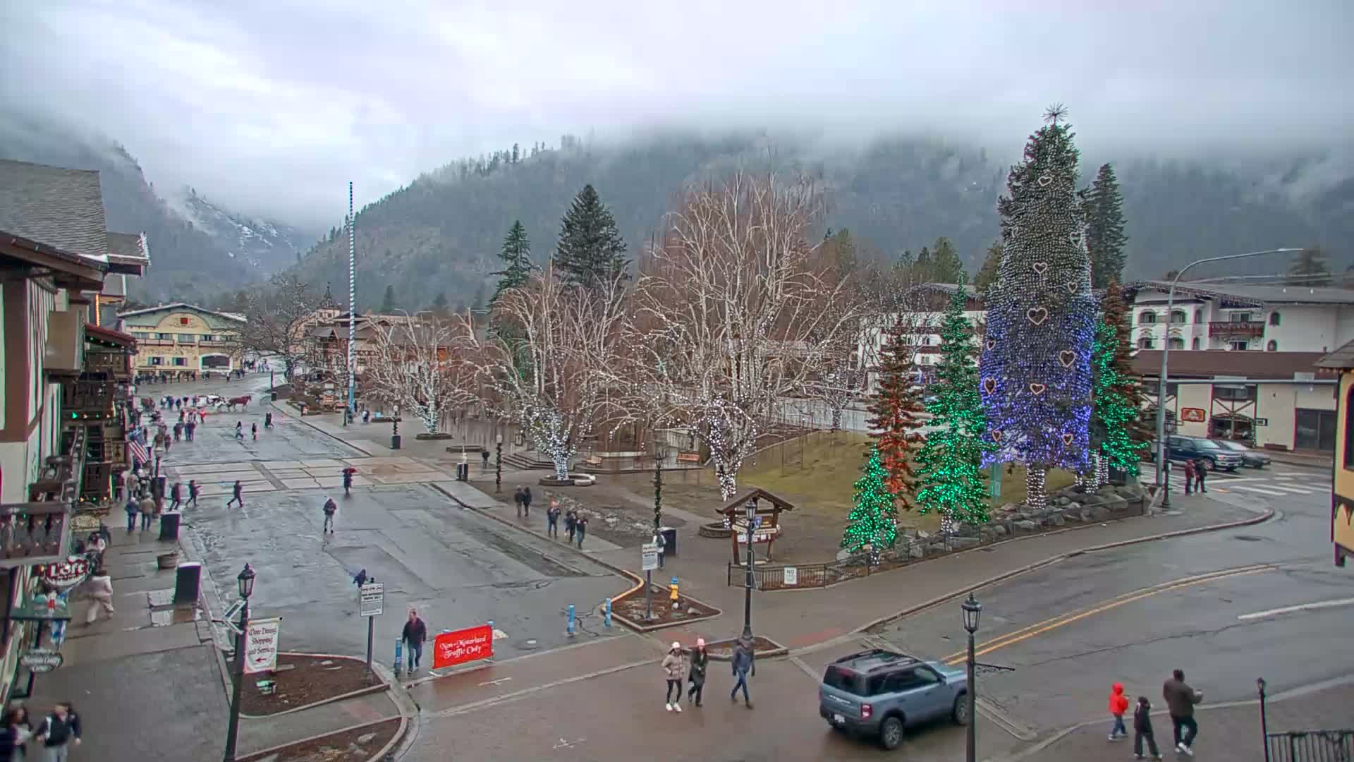 Leavenworth  Village Tumwater Mountain View Live Cam - Leavenworth, Chelan, Washington, USA