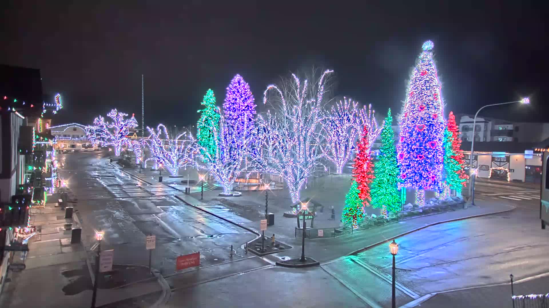 Leavenworth  Village Tumwater Mountain View Live Cam - Leavenworth, Chelan, Washington, USA