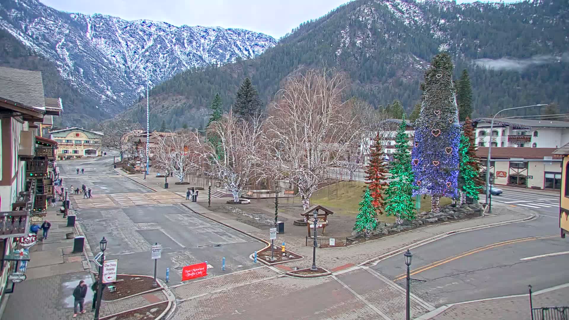Leavenworth  Village Tumwater Mountain View Live Cam - Leavenworth, Chelan, Washington, USA