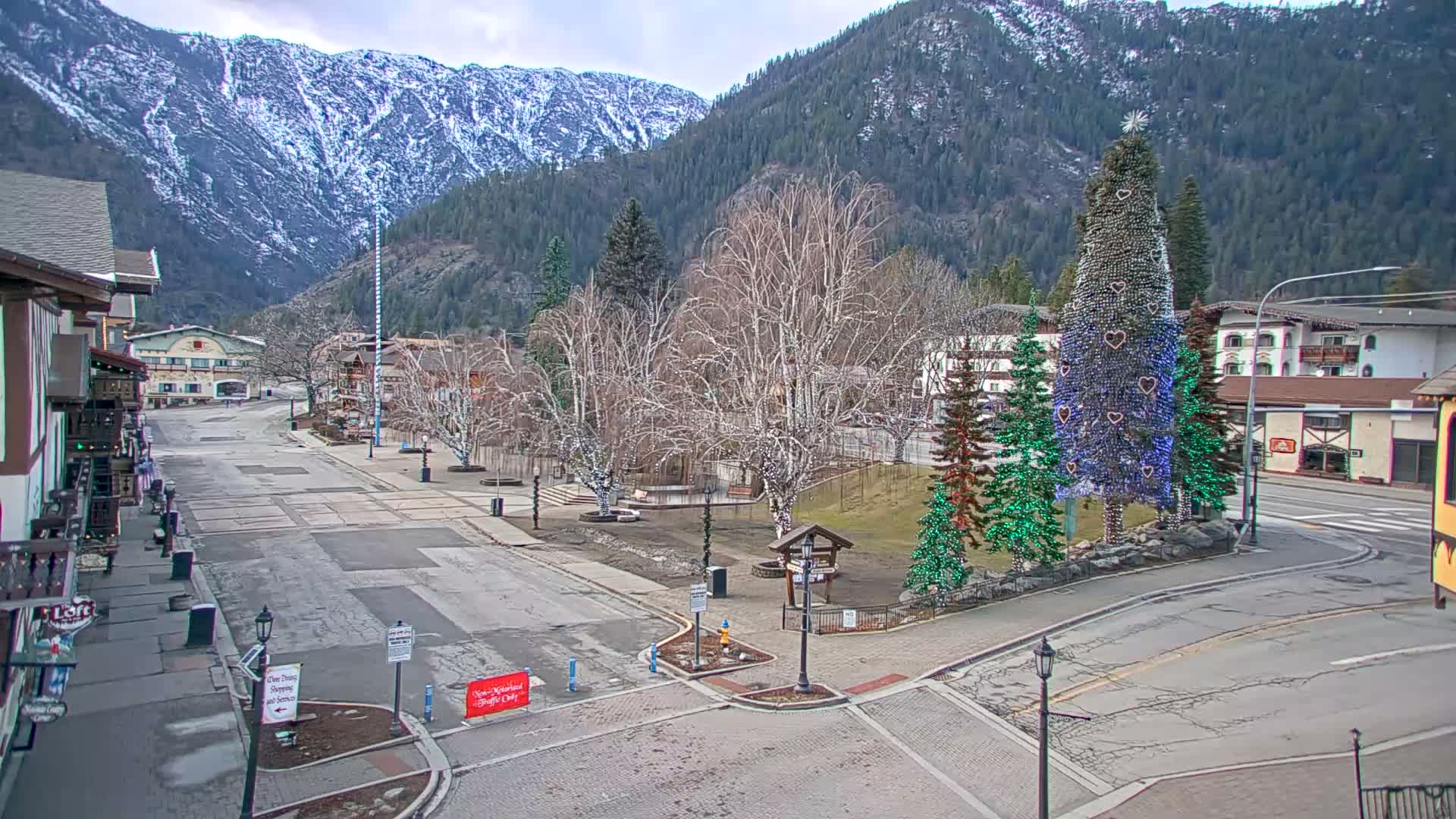Leavenworth  Village Tumwater Mountain View Live Cam - Leavenworth, Chelan, Washington, USA