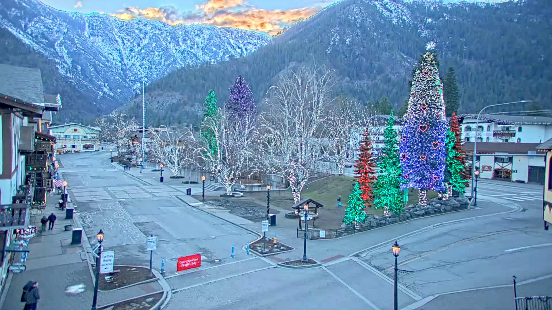 Leavenworth  Village Tumwater Mountain View Live Cam - Leavenworth, Chelan, Washington, USA
