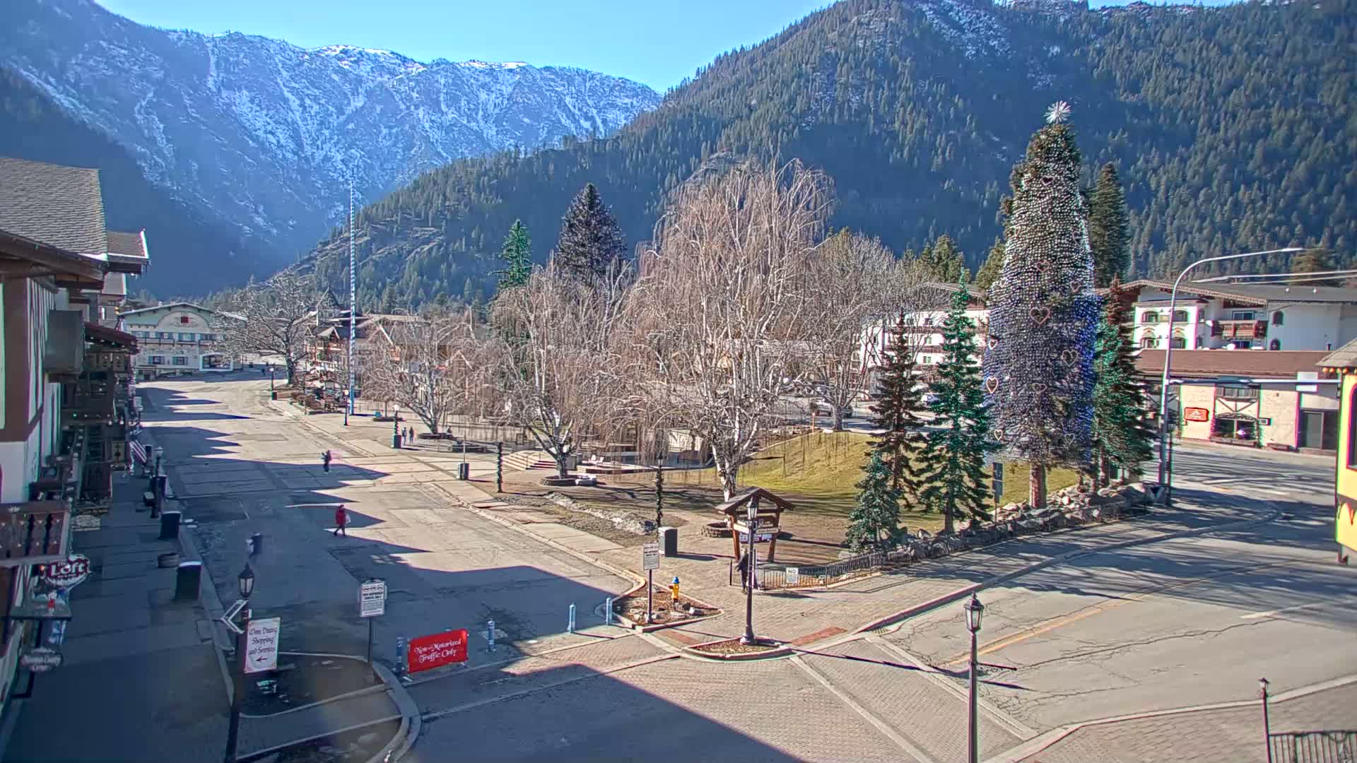 Leavenworth  Village Tumwater Mountain View Live Cam - Leavenworth, Chelan, Washington, USA