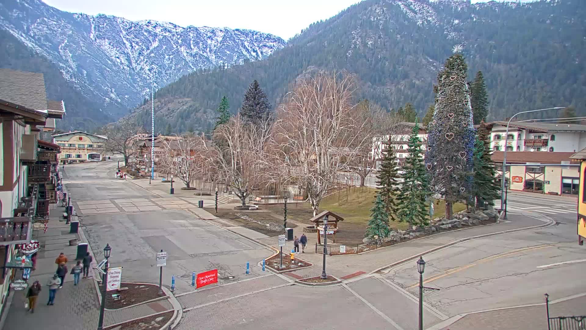 Leavenworth  Village Tumwater Mountain View Live Cam - Leavenworth, Chelan, Washington, USA