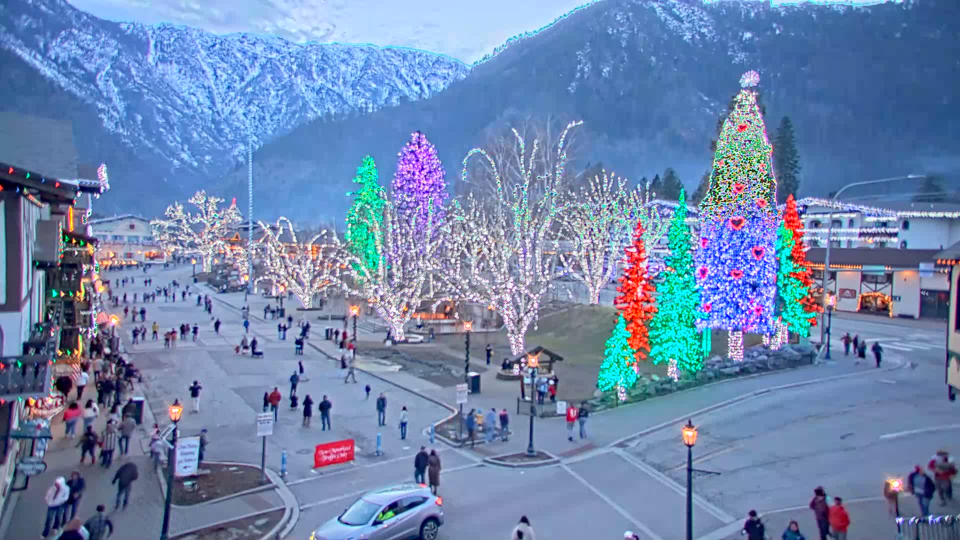 Leavenworth  Village Tumwater Mountain View Live Cam - Leavenworth, Chelan, Washington, USA