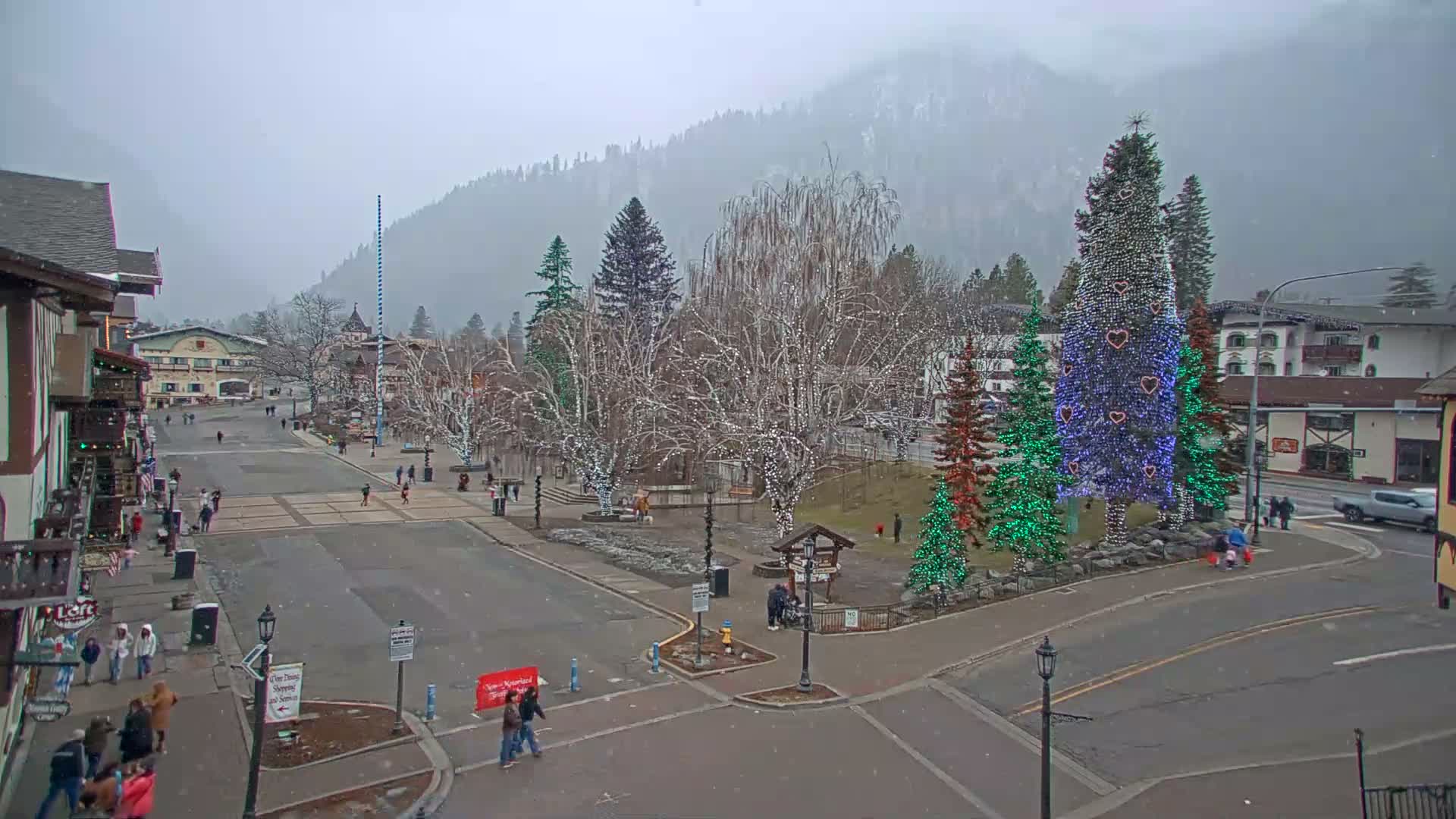Leavenworth  Village Tumwater Mountain View Live Cam - Leavenworth, Chelan, Washington, USA