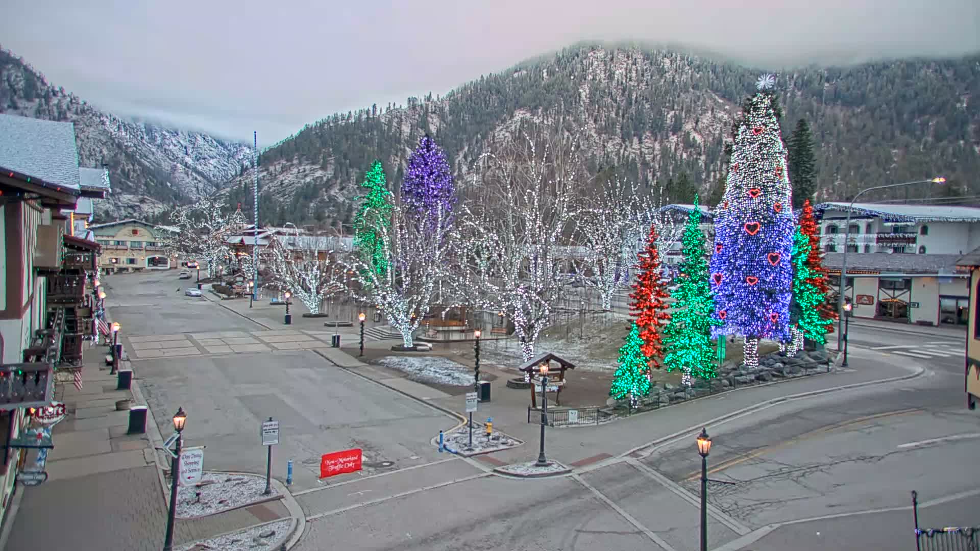 Leavenworth  Village Tumwater Mountain View Live Cam - Leavenworth, Chelan, Washington, USA