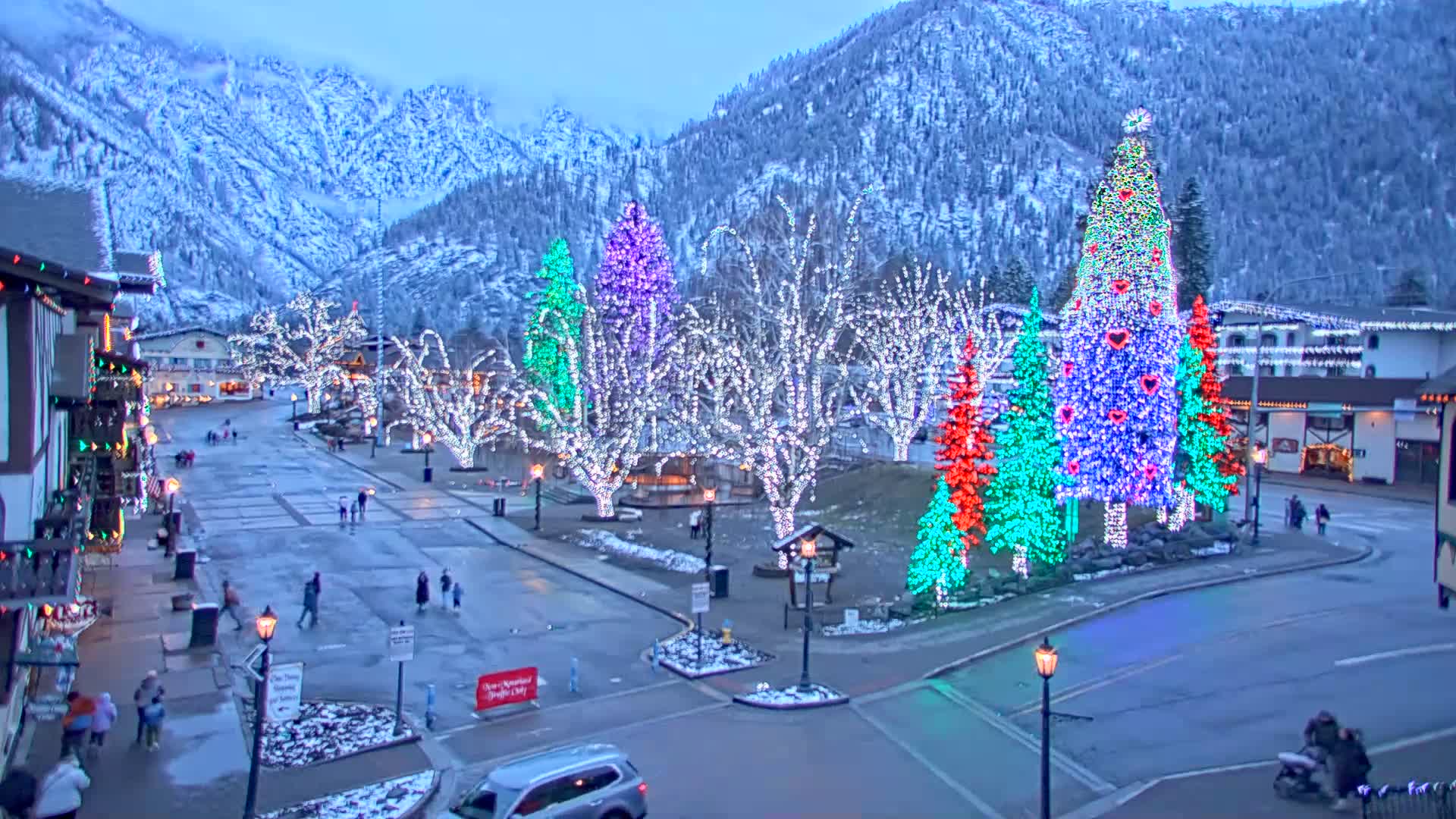 Leavenworth  Village Tumwater Mountain View Live Cam - Leavenworth, Chelan, Washington, USA