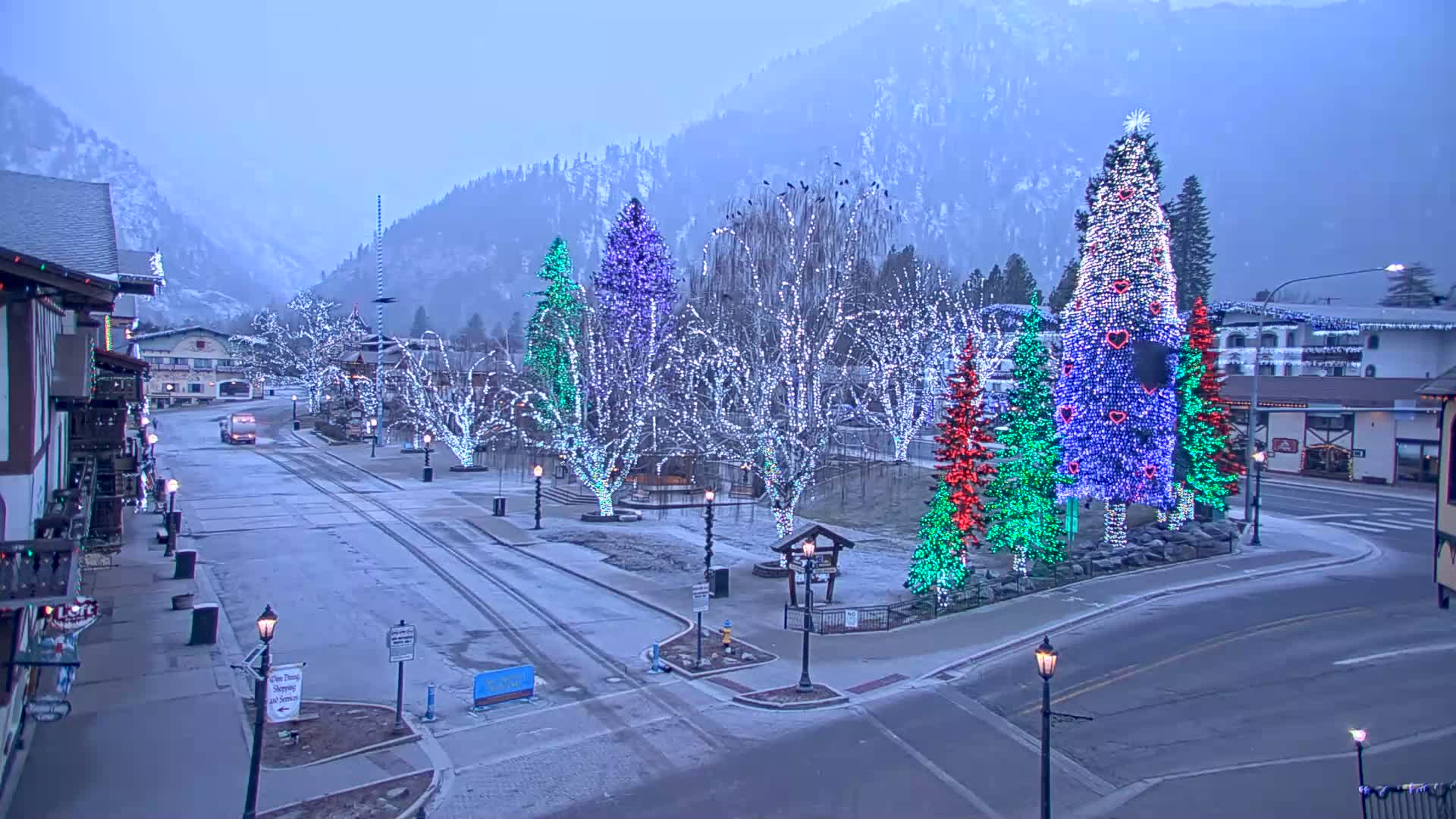 Leavenworth  Village Tumwater Mountain View Live Cam - Leavenworth, Chelan, Washington, USA
