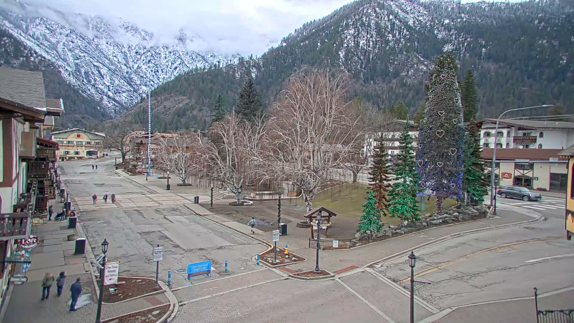 Leavenworth  Village Tumwater Mountain View Live Cam - Leavenworth, Chelan, Washington, USA