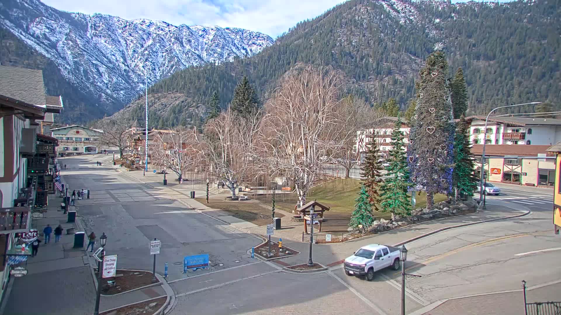 Leavenworth  Village Tumwater Mountain View Live Cam - Leavenworth, Chelan, Washington, USA
