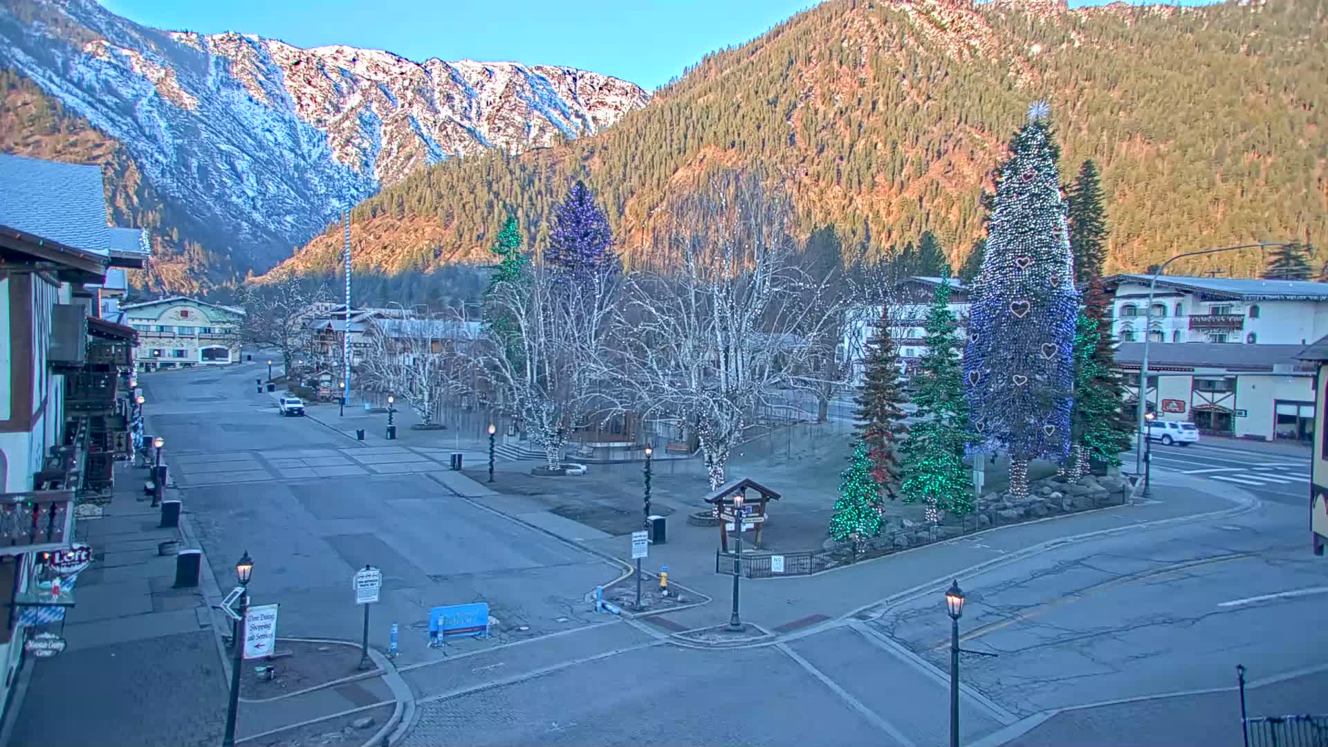 Leavenworth  Village Tumwater Mountain View Live Cam - Leavenworth, Chelan, Washington, USA