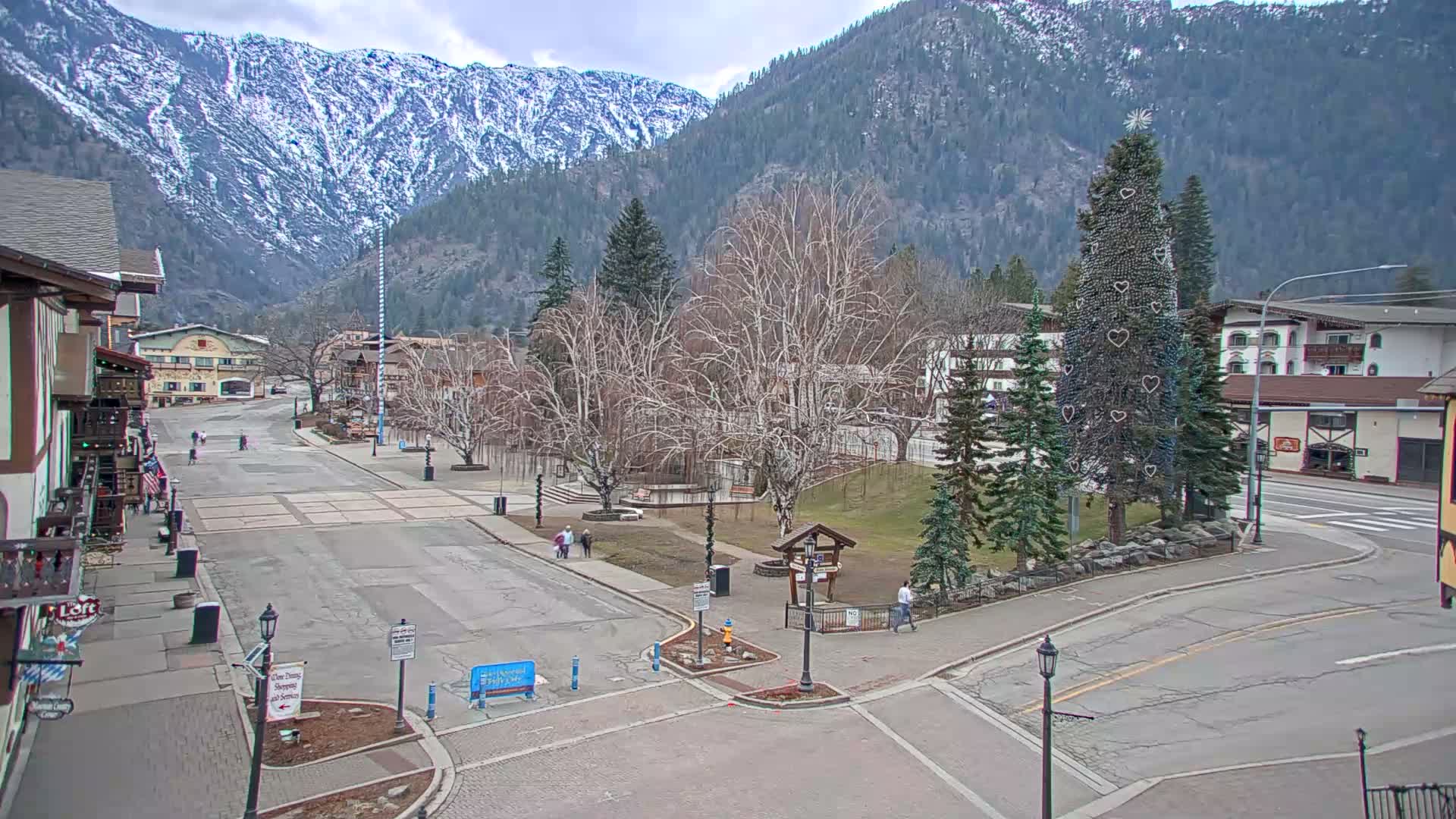 Leavenworth  Village Tumwater Mountain View Live Cam - Leavenworth, Chelan, Washington, USA