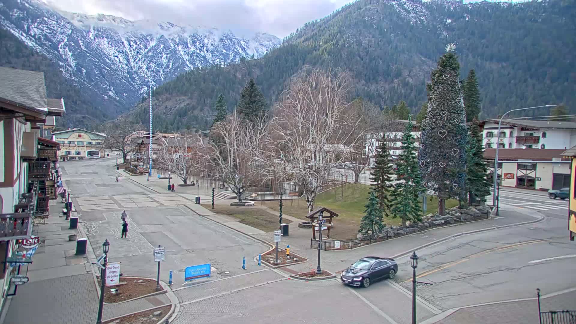 Leavenworth  Village Tumwater Mountain View Live Cam - Leavenworth, Chelan, Washington, USA