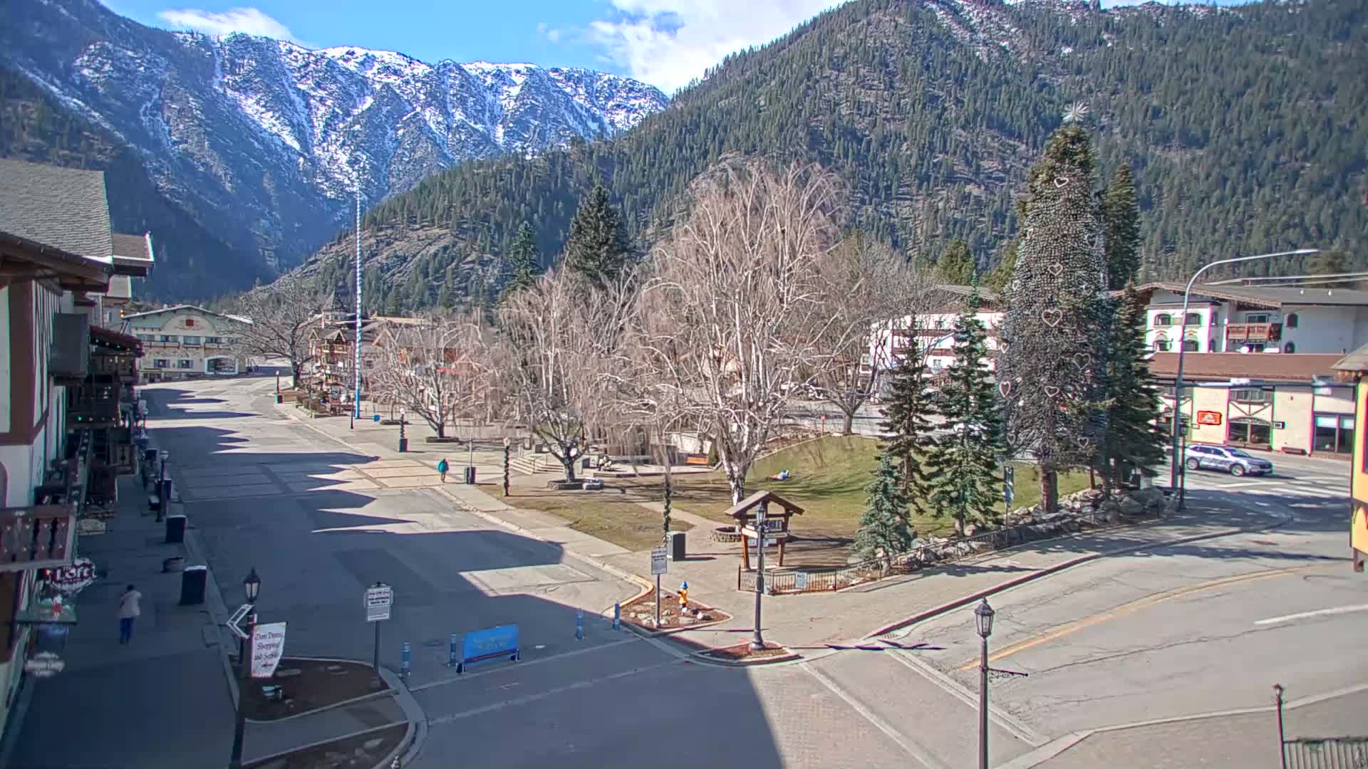 Leavenworth  Village Tumwater Mountain View Live Cam - Leavenworth, Chelan, Washington, USA