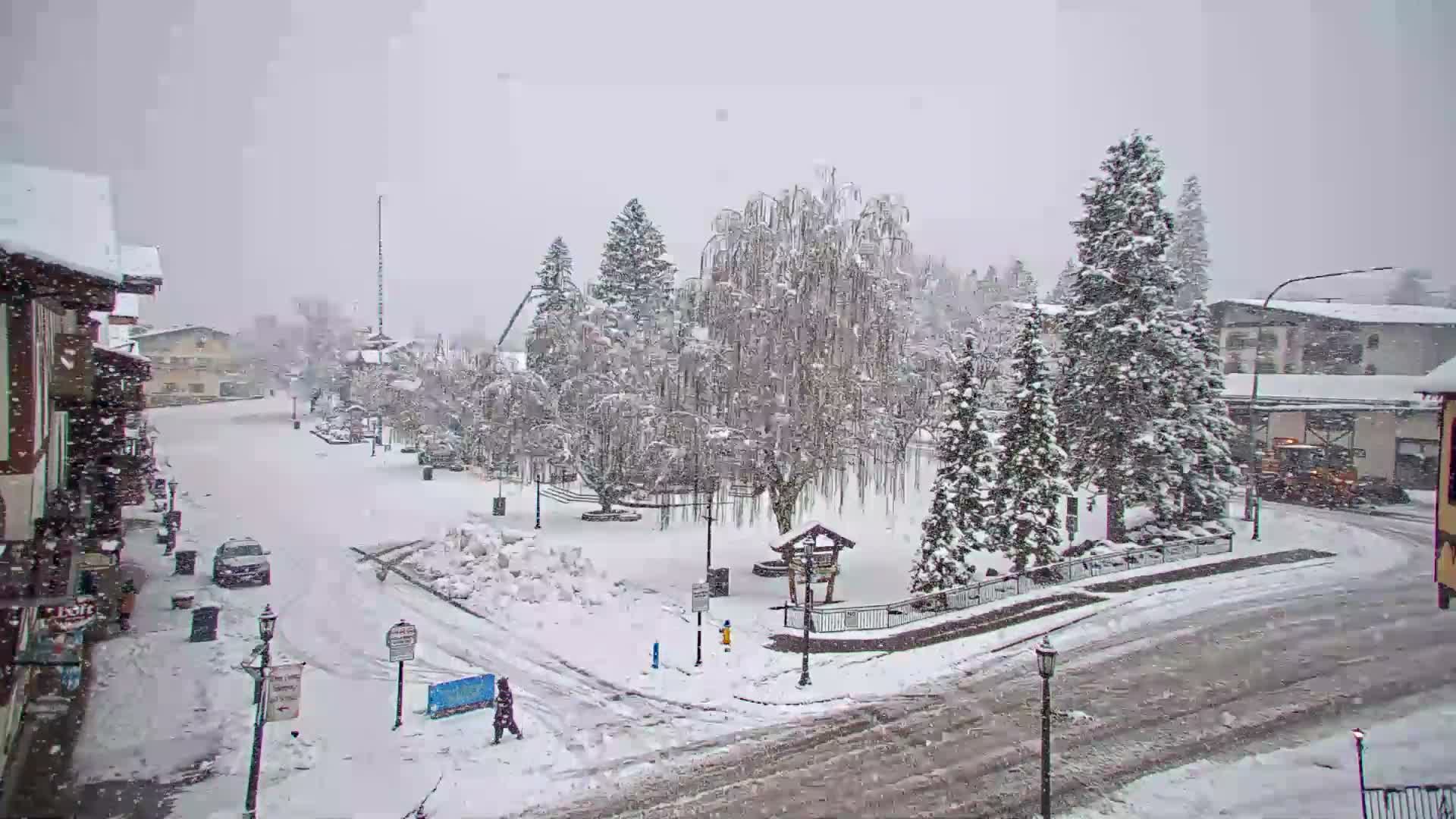 Leavenworth  Village Tumwater Mountain View Live Cam - Leavenworth, Chelan, Washington, USA
