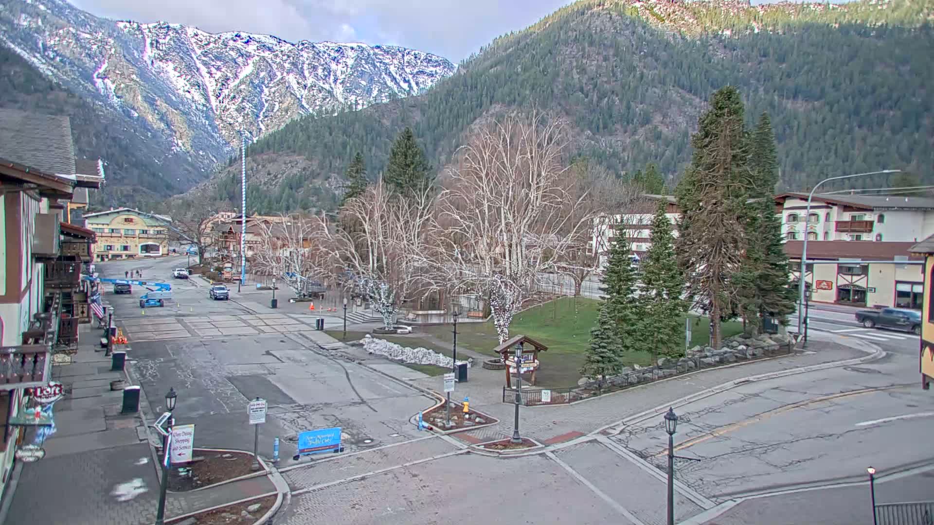 Leavenworth  Village Tumwater Mountain View Live Cam - Leavenworth, Chelan, Washington, USA